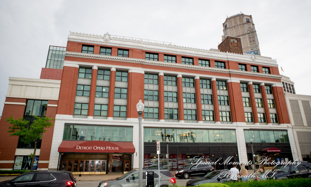 Julie & Tom Detroit Opera House Detroit MI wedding photograph
