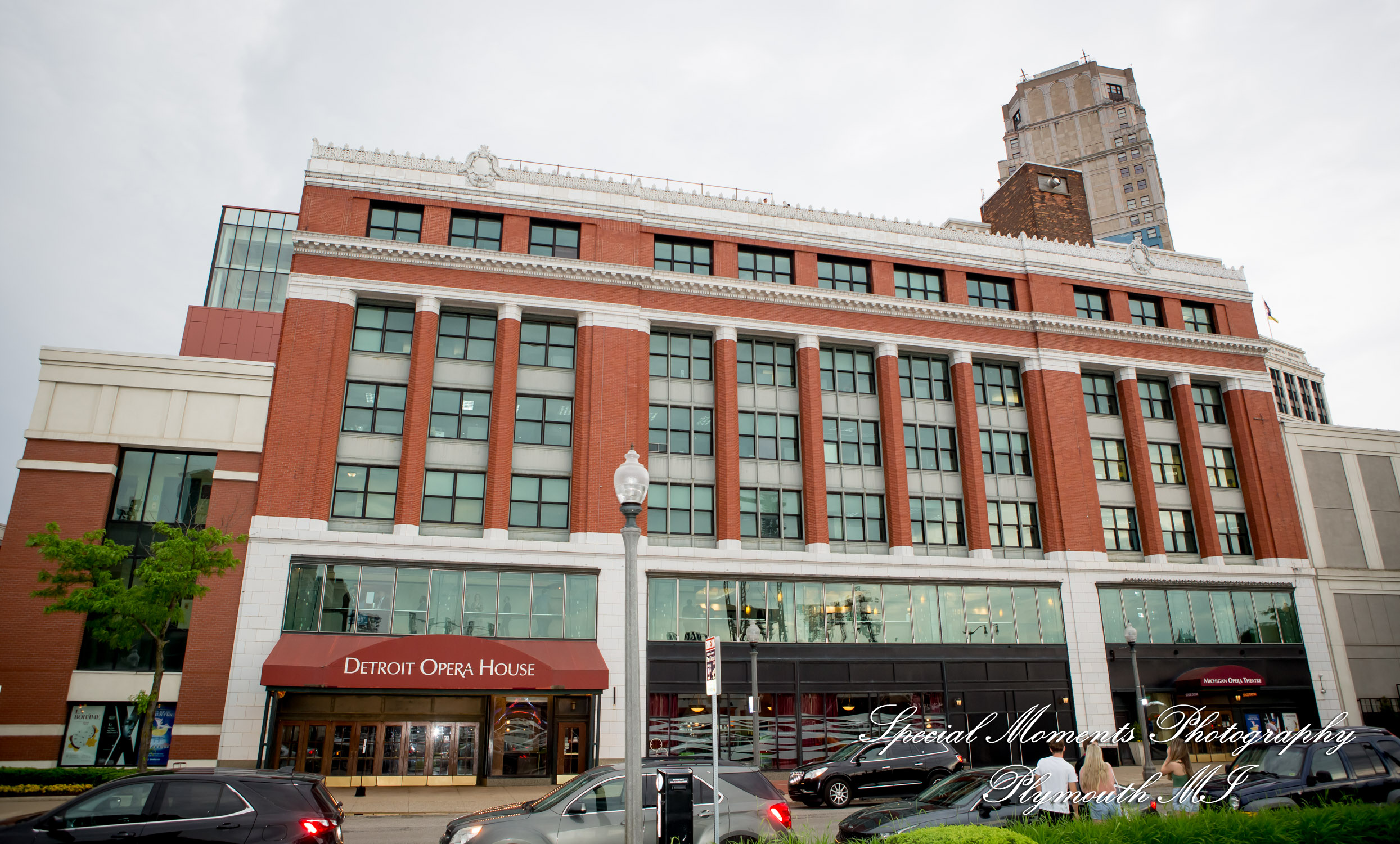 Julie & Tom Detroit Opera House Detroit MI wedding photograph