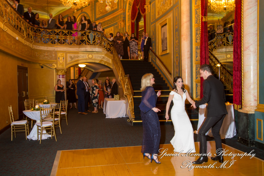 Julie & Tom Detroit Opera House Detroit MI wedding photograph