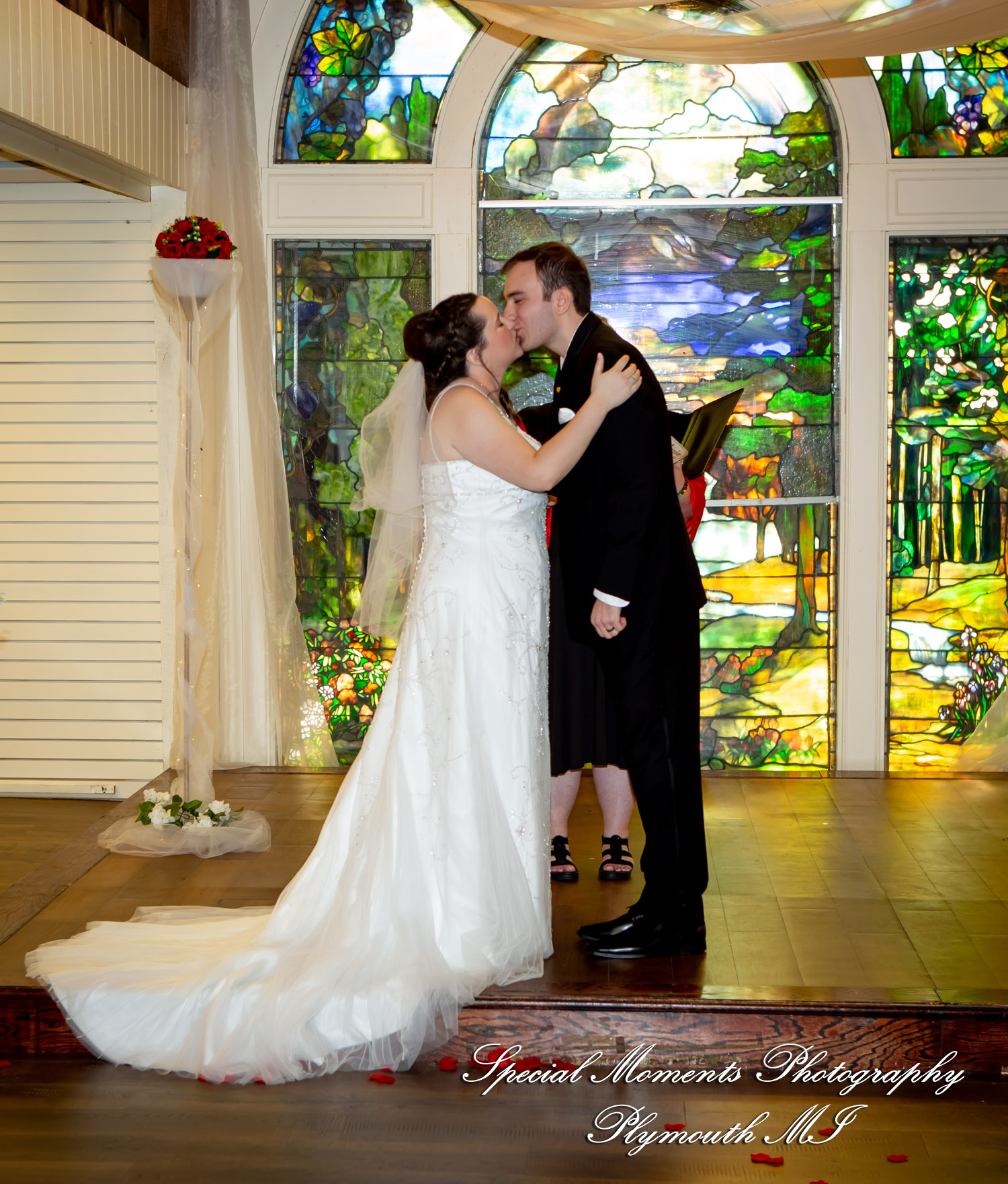 Patricia & Kyle at Canterbury Castle Lake Orion MI wedding photograph