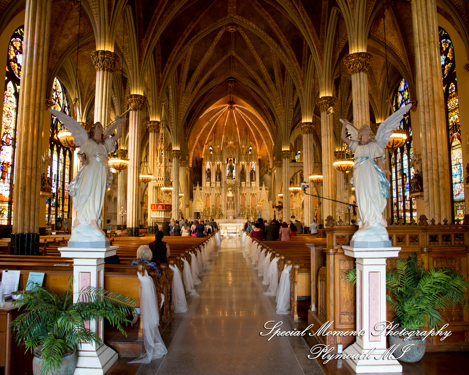 Heidy & Marcin at Sweetest Heart of Mary Church Detroit MI wedding photograph