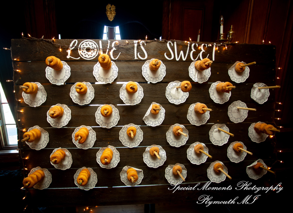 Patricia & Kyle at Canterbury Castle Lake Orion MI wedding photograph