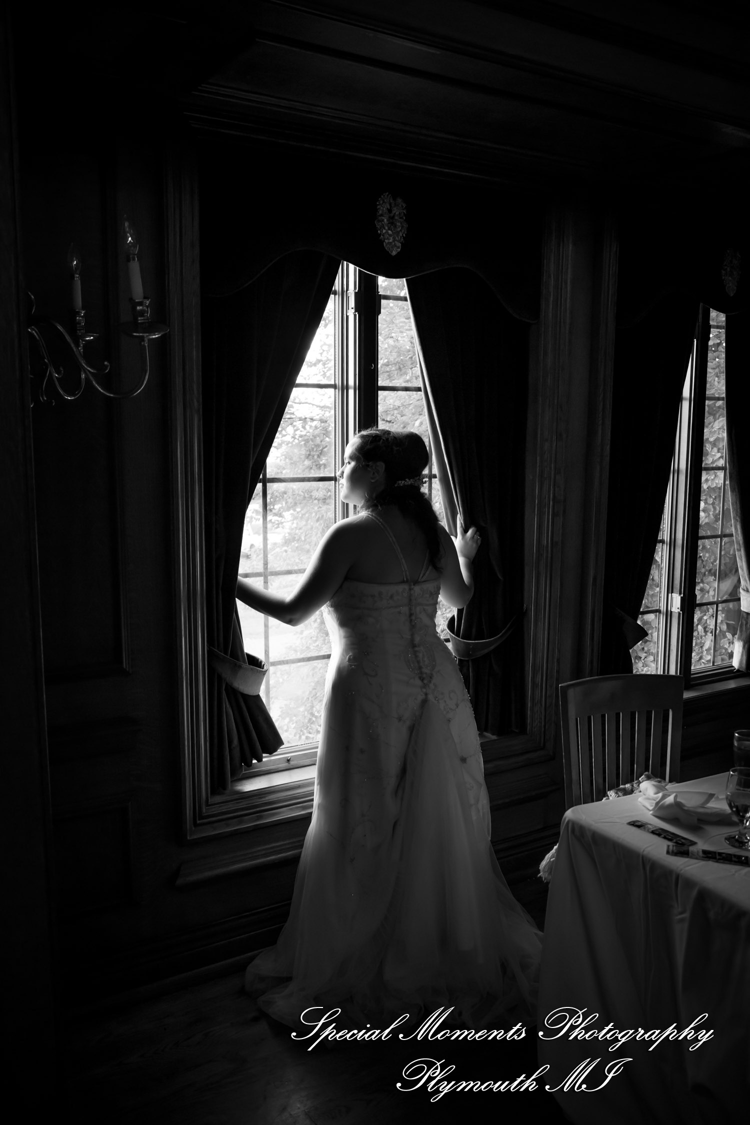 Patricia & Kyle at Canterbury Castle Lake Orion MI wedding photograph