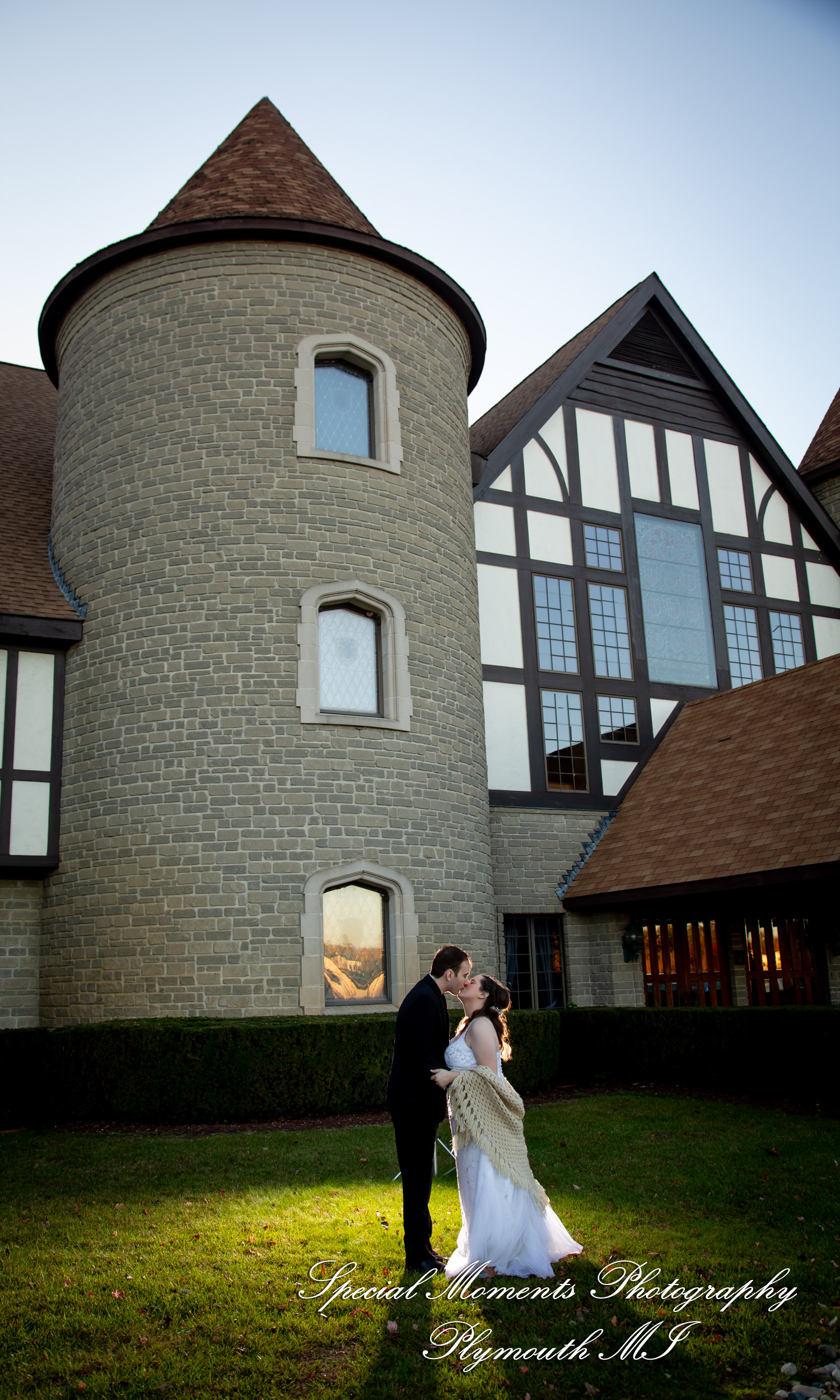 Patricia & Kyle at Canterbury Castle Lake Orion MI wedding photograph