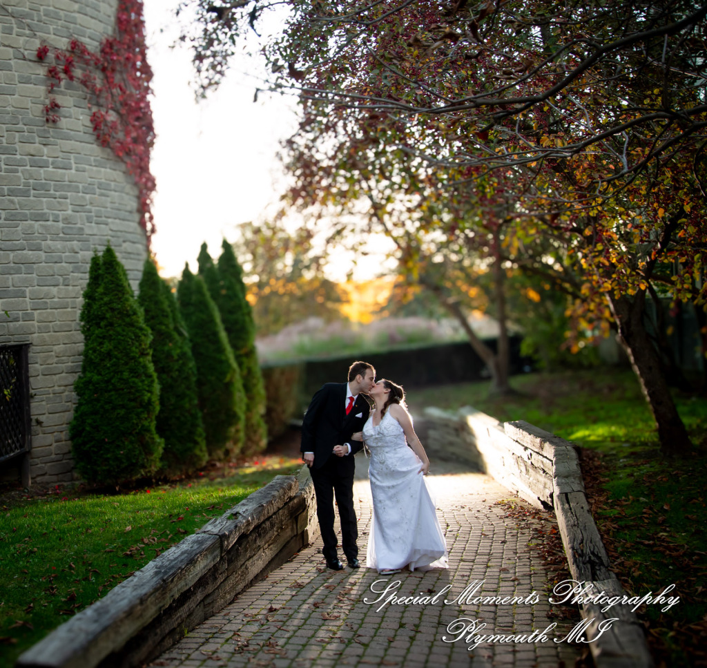 Patricia & Kyle at Canterbury Castle Lake Orion MI wedding photograph