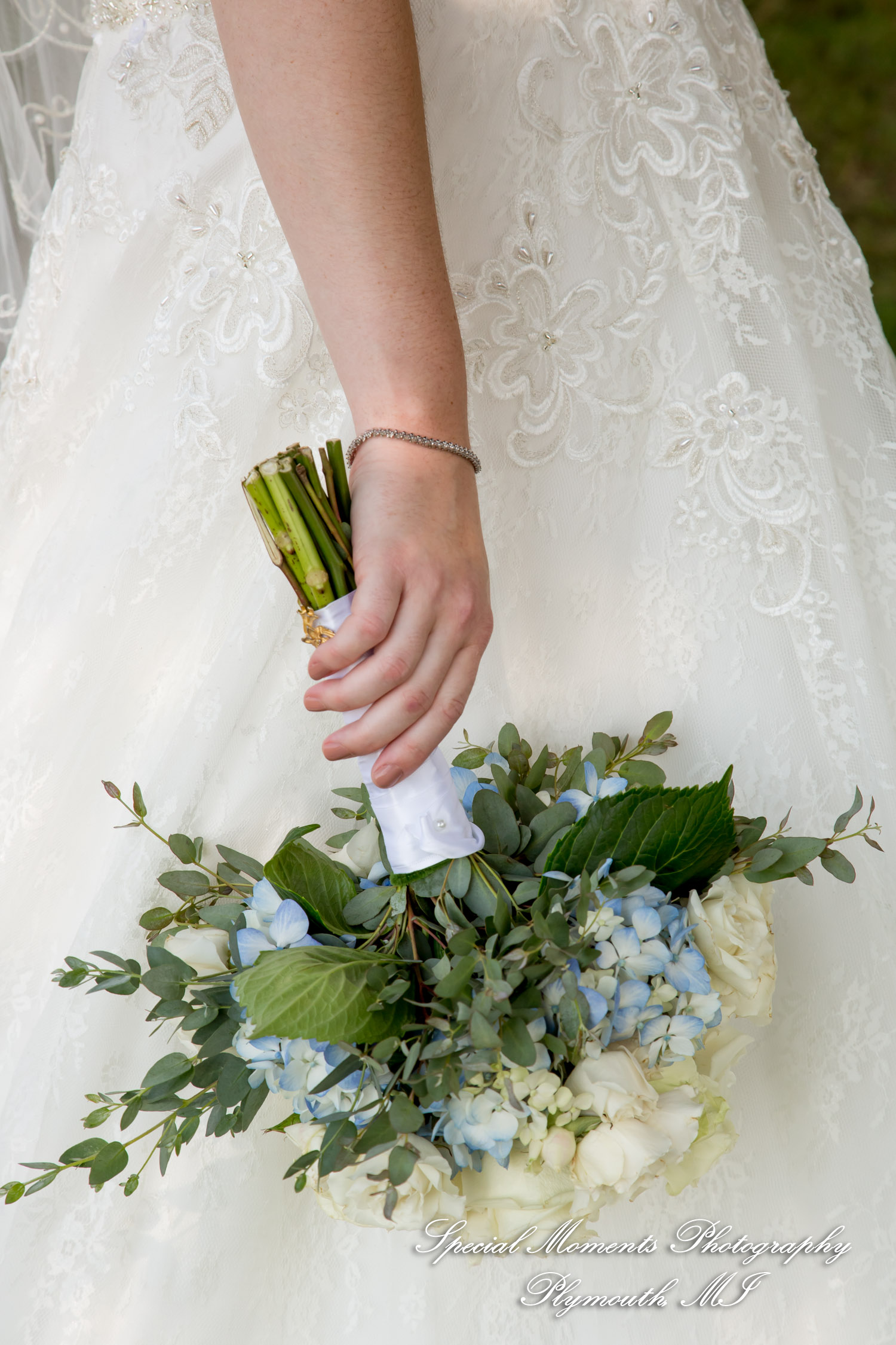 Raechelle & Dalton at Polo Fields Golf & County Club - Ann Arbor MI wedding photograph