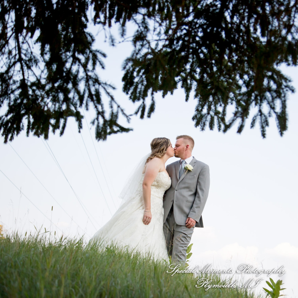 Raechelle & Dalton at Polo Fields Golf & County Club - Ann Arbor MI wedding photograph
