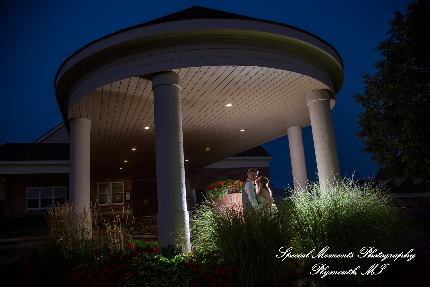 Raechelle & Dalton at Polo Fields Golf & County Club - Ann Arbor MI wedding photograph