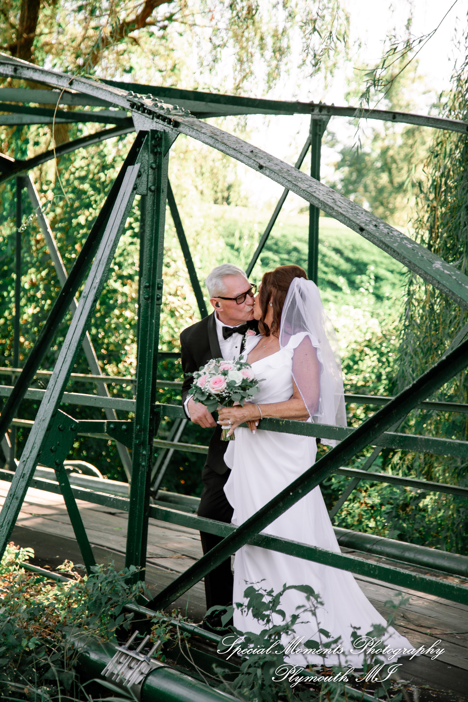 Annette & Mark at Western Golf & Country Club Redford MI wedding photograph