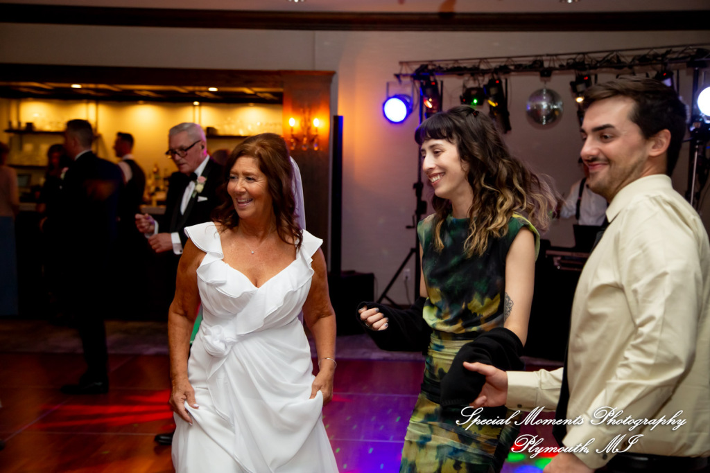 Annette & Mark at Western Golf & Country Club Redford MI wedding photograph