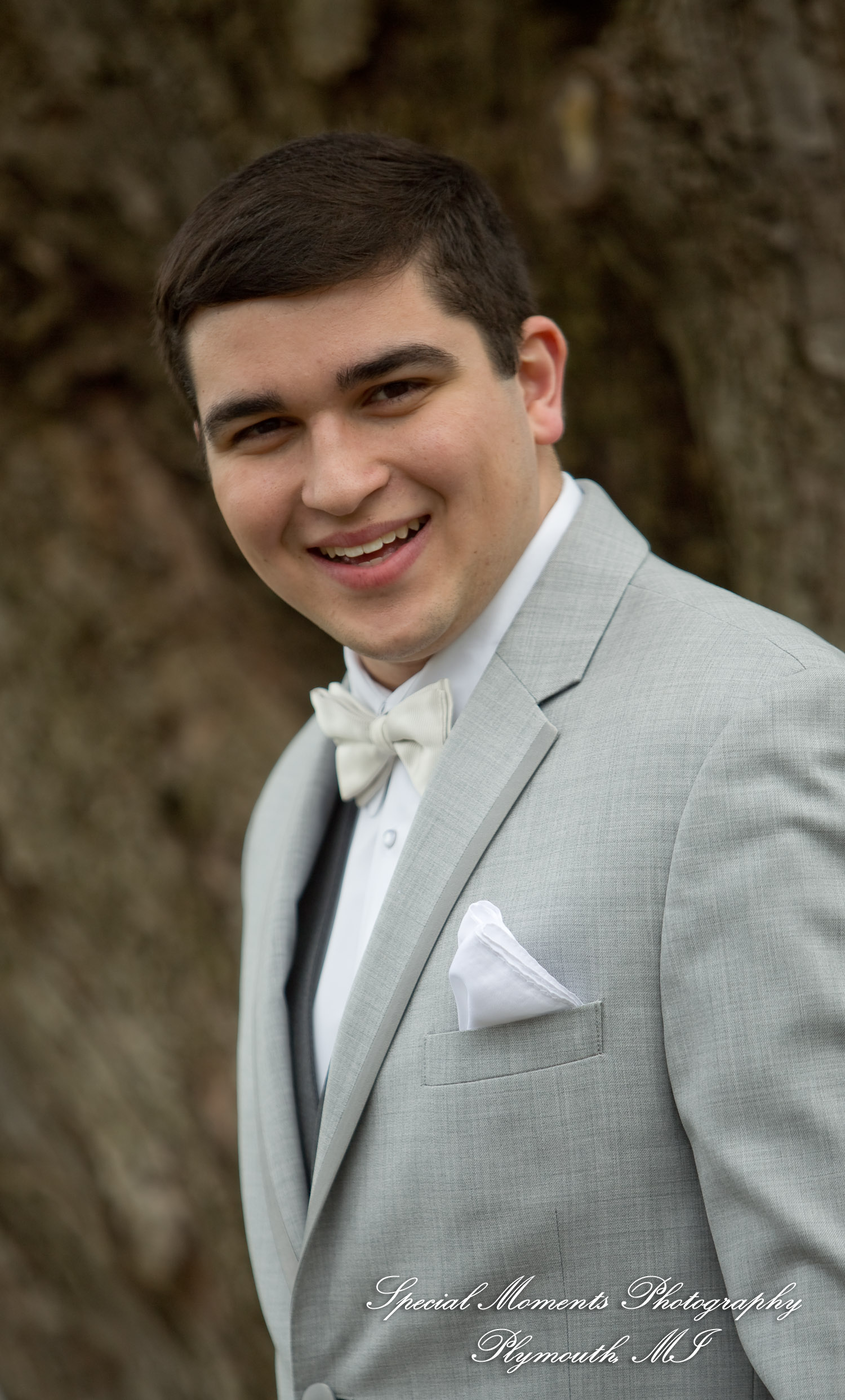 Amy & Alexander at Crosspointe Christian Church Grosse Pointe Woods MI wedding photograph