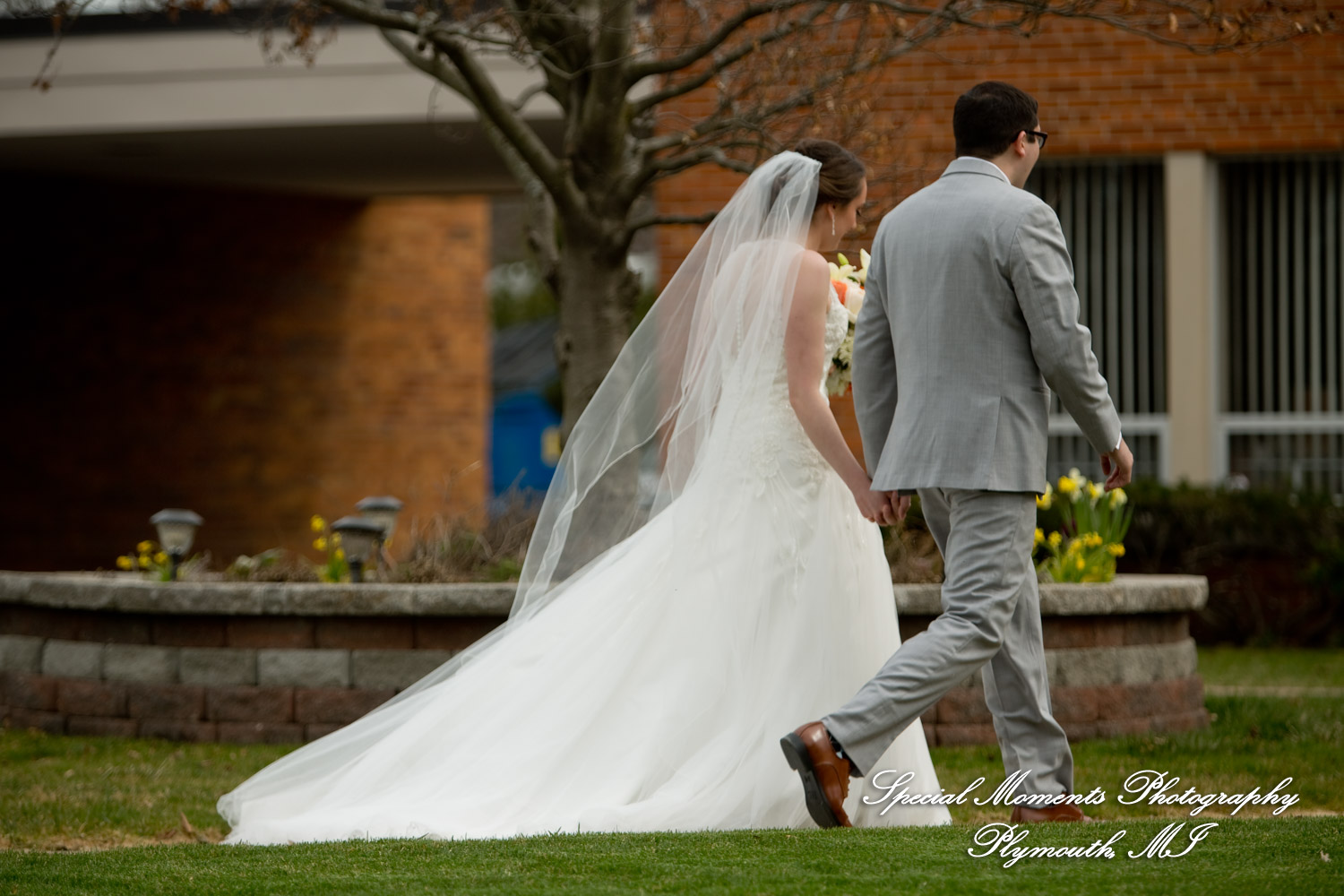 Amy & Alexander at Crosspointe Christian Church Grosse Pointe Woods MI wedding photograph