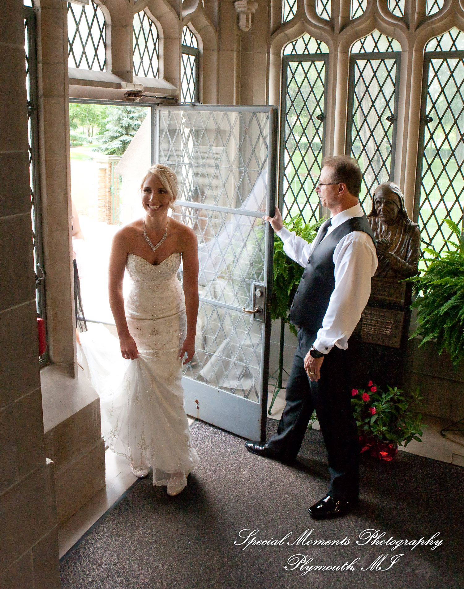 Kelly & Ryan at Blessed Sacrament Cathedral Detroit MI wedding photograph