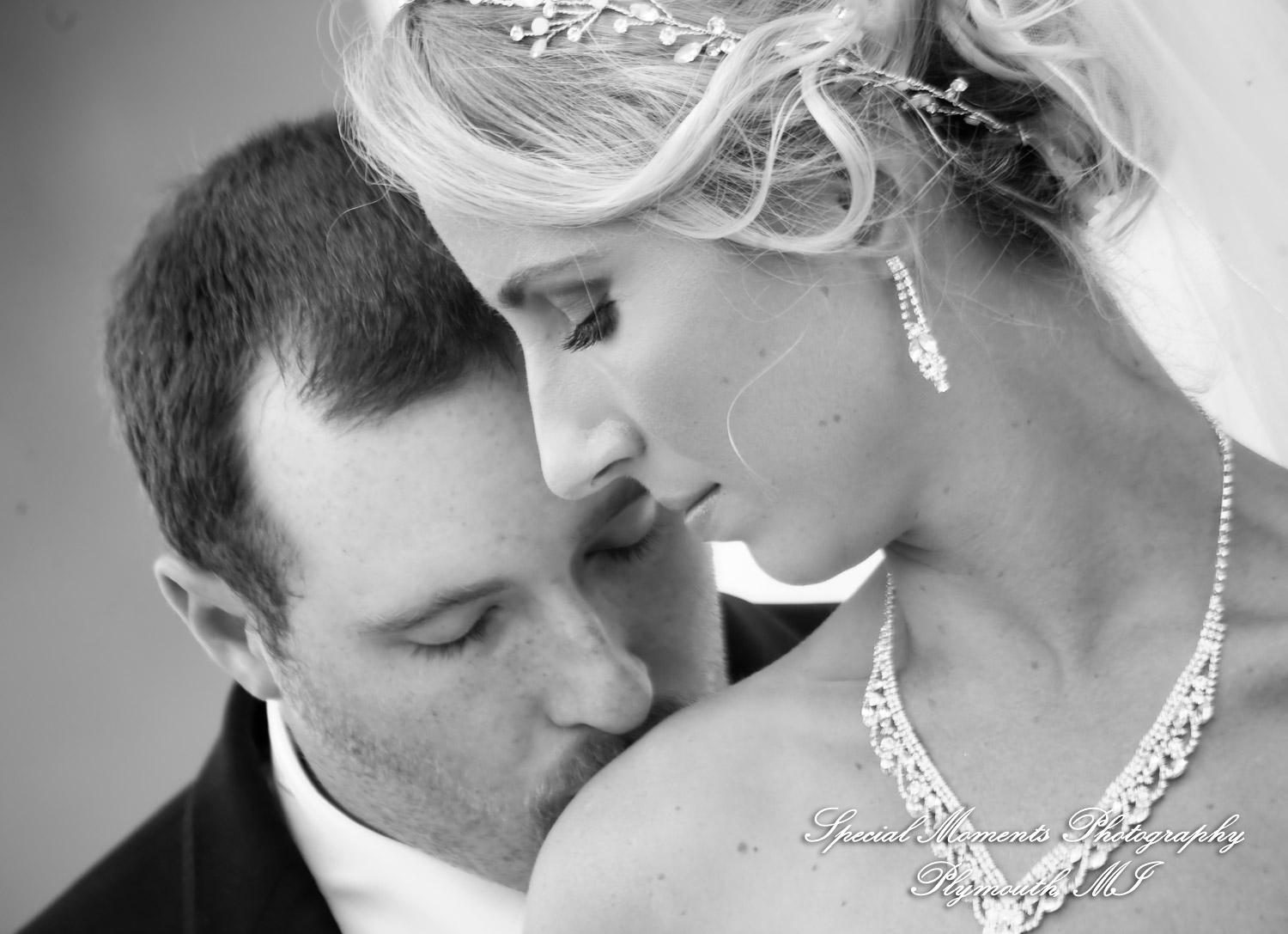 Kelly & Ryan at DIA Detroit MI wedding photograph