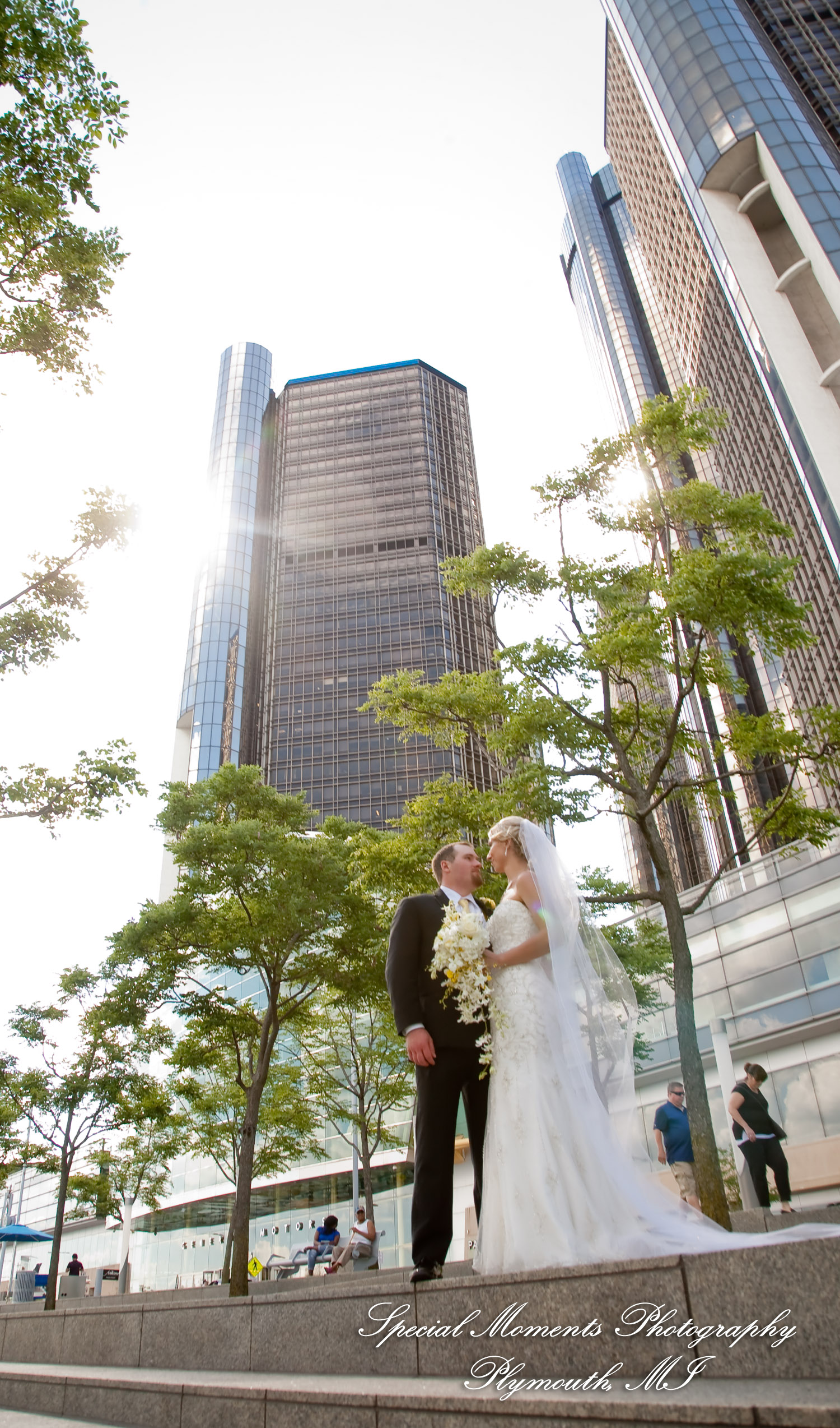 Kelly & Ryan at Ren Cen Detroit MI wedding photograph