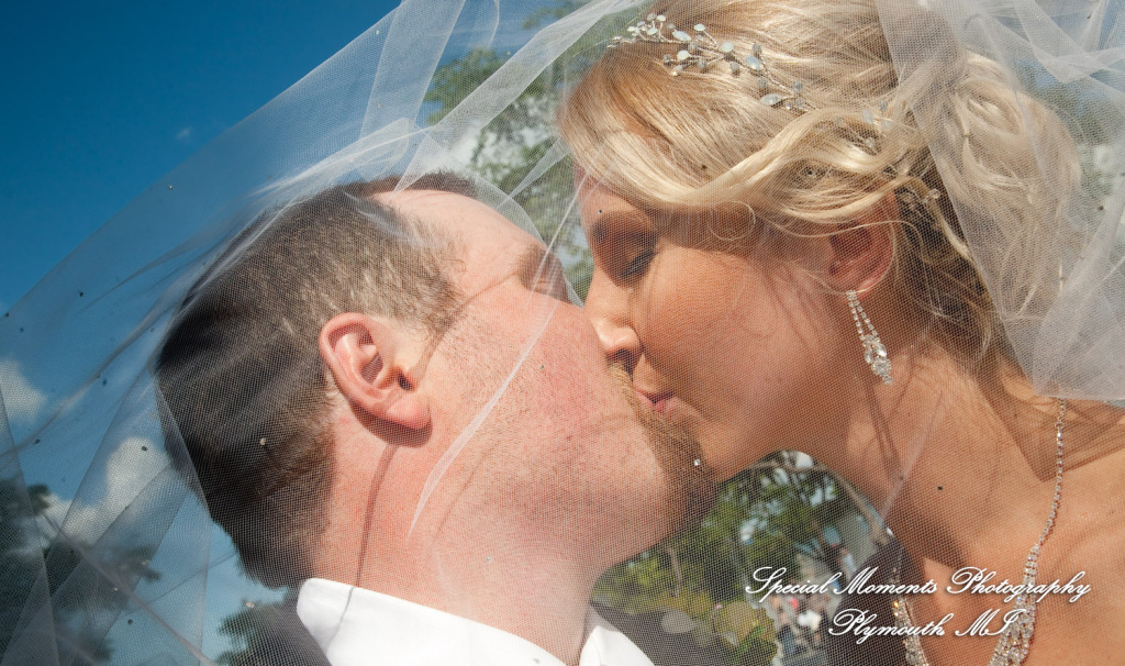 Kelly & Ryan at Ren Cen Detroit MI wedding photograph
