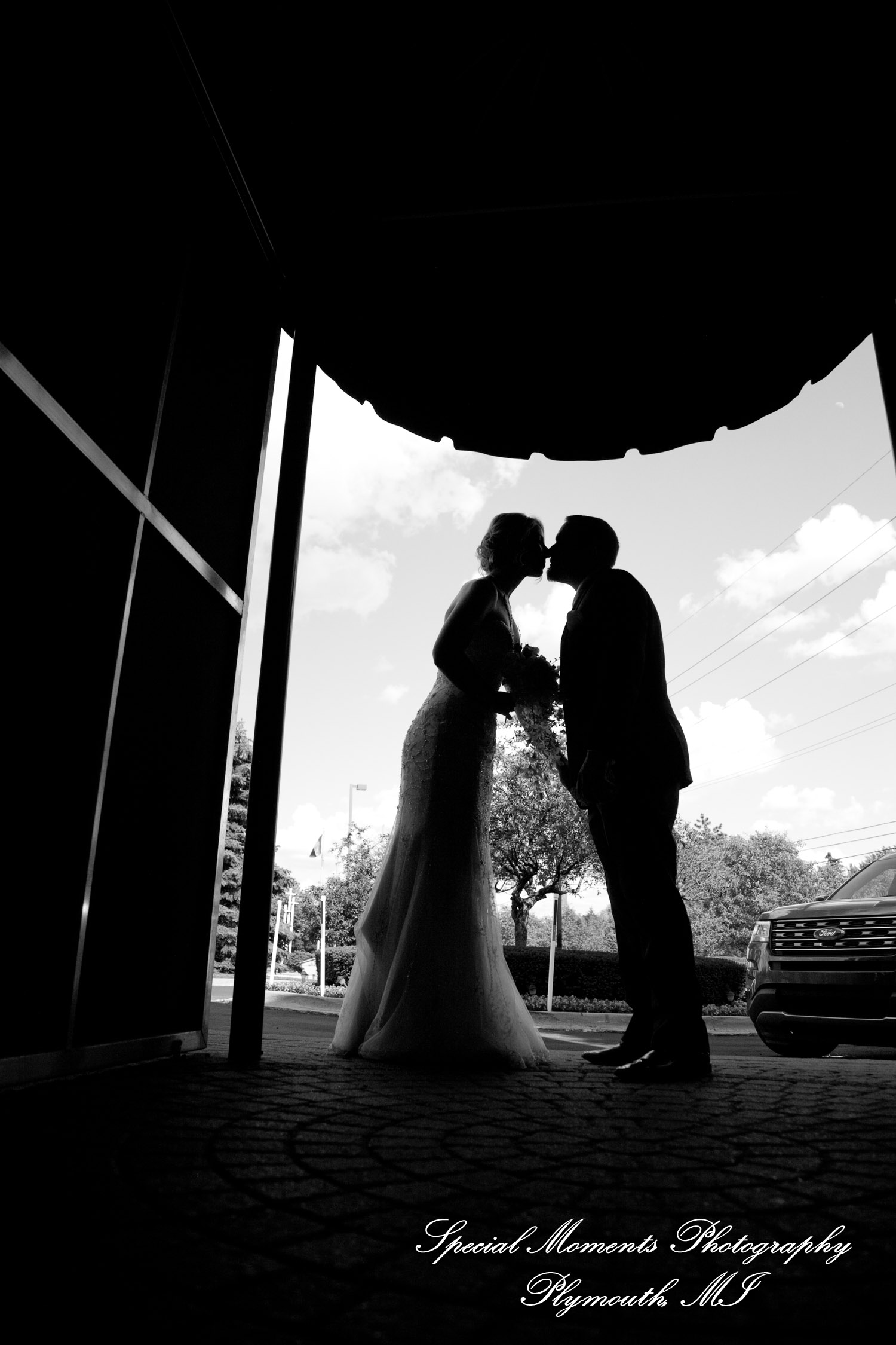 Kelly & Ryan at Italian American Club Livonia MI wedding photograph