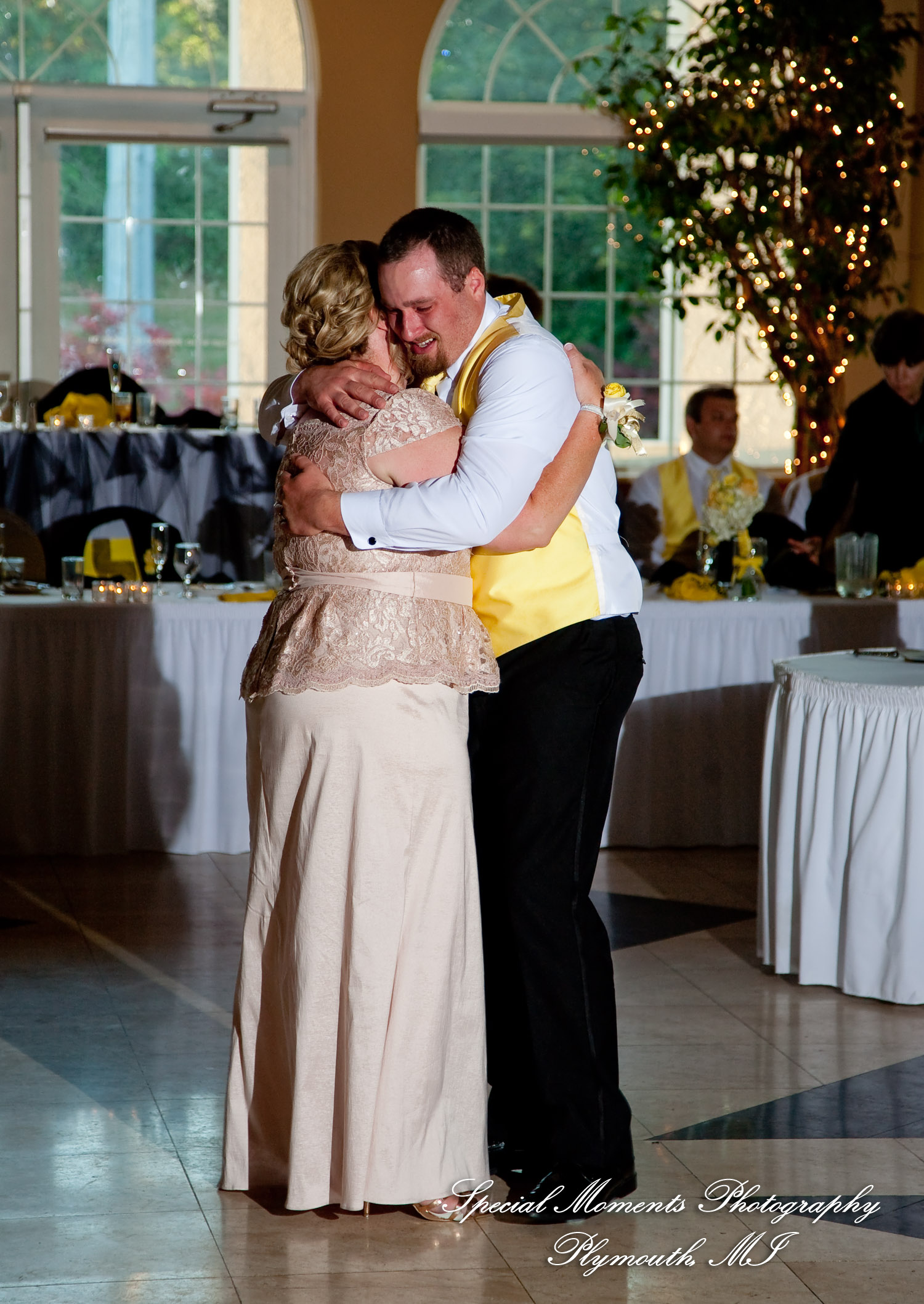 Kelly & Ryan at Italian American Club Livonia MI wedding photograph