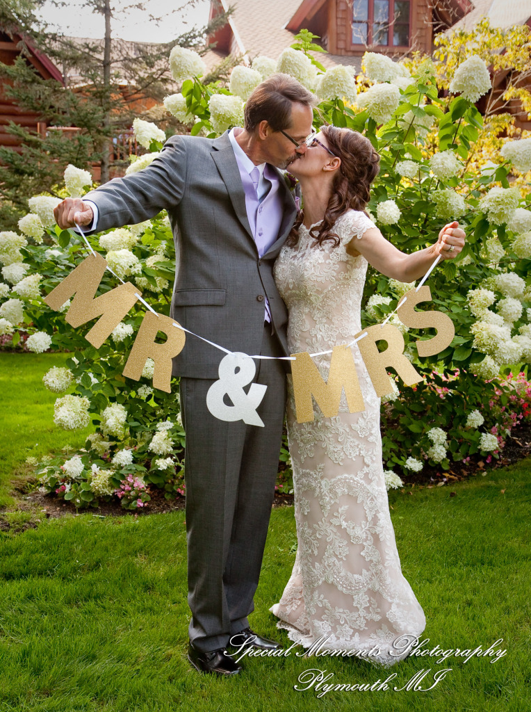 Kim & Steve at Strawberry Lake Lodge Pinckney MI wedding photography