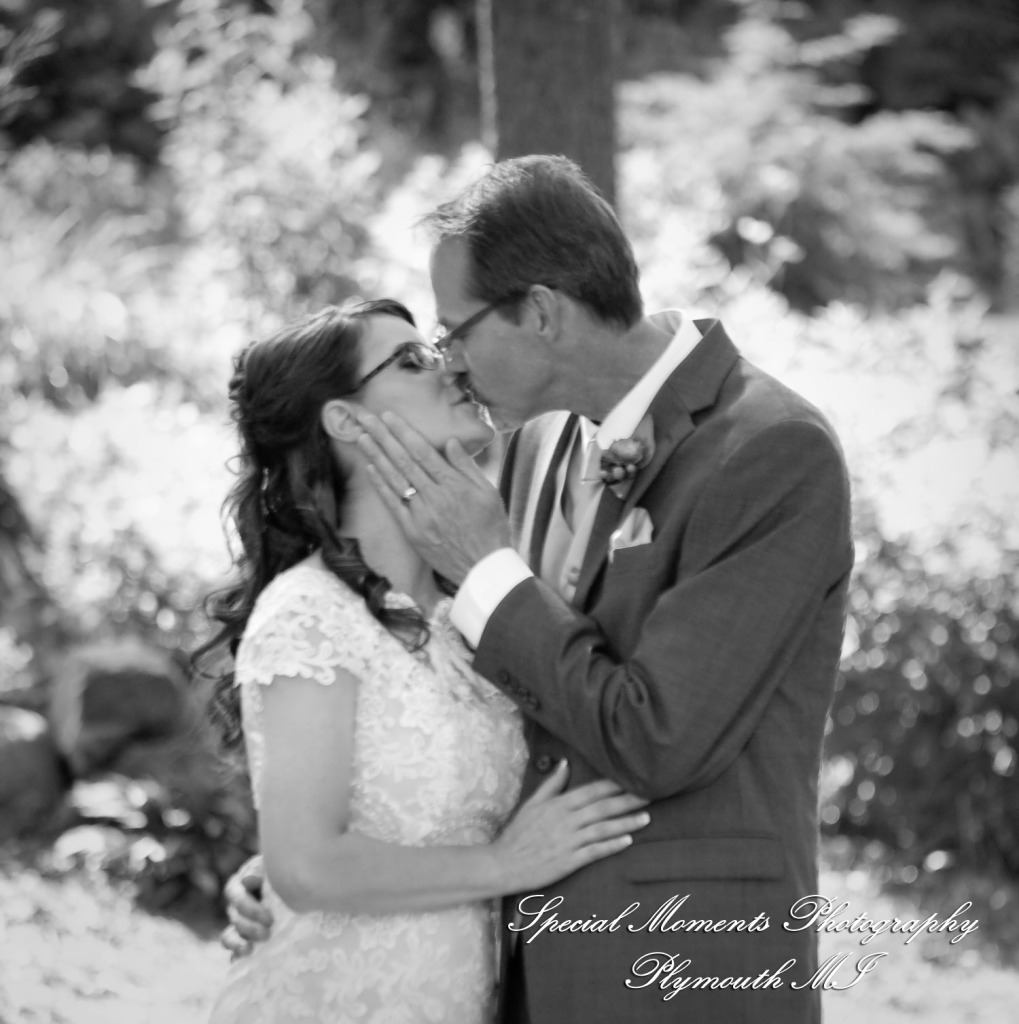 Kim & Steve at Strawberry Lake Lodge Pinckney MI wedding photography