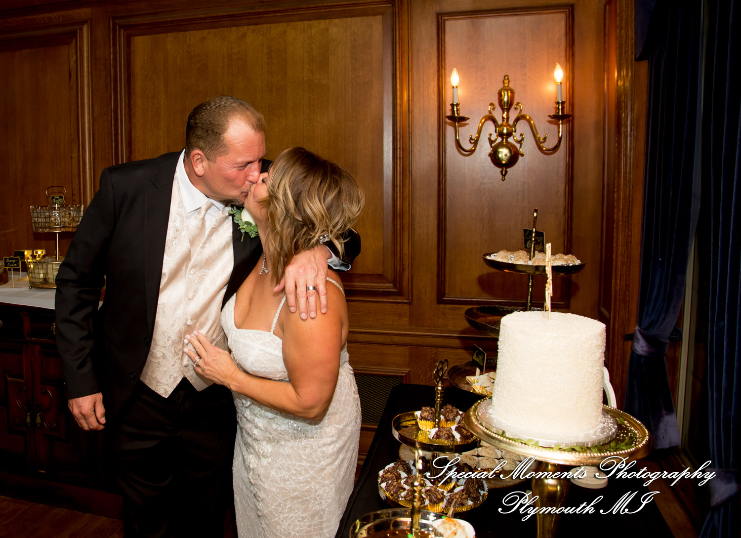 Sheryl & Jeffrey at Canterbury Castle Lake Orion MI wedding photography