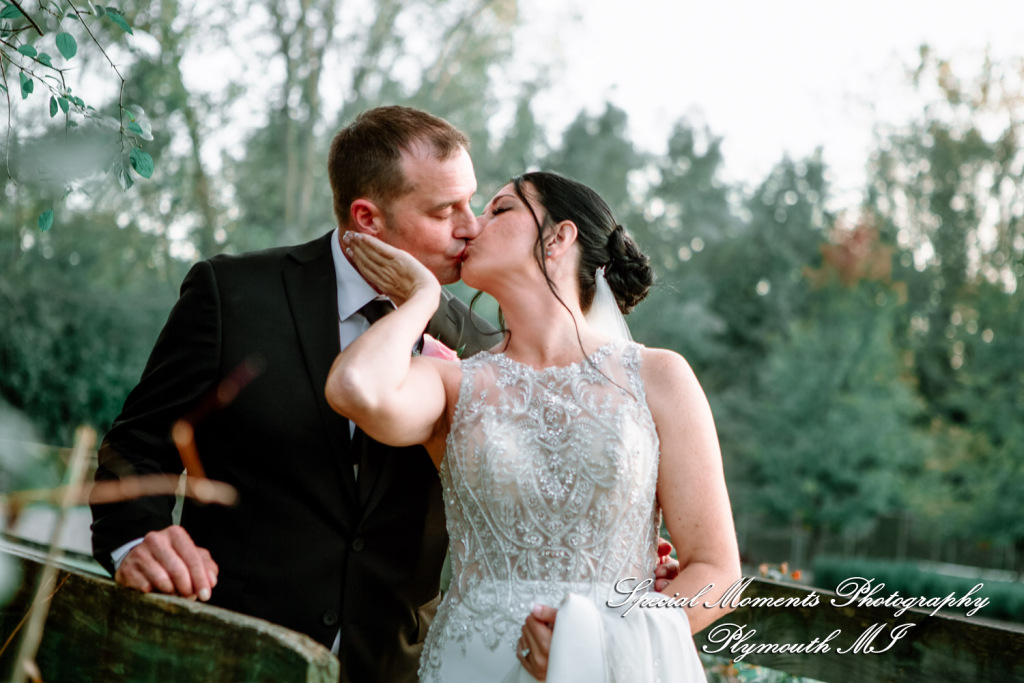 Holly & Jonathan at Stonebridge Golf Course Ann Arbor MI wedding photograph