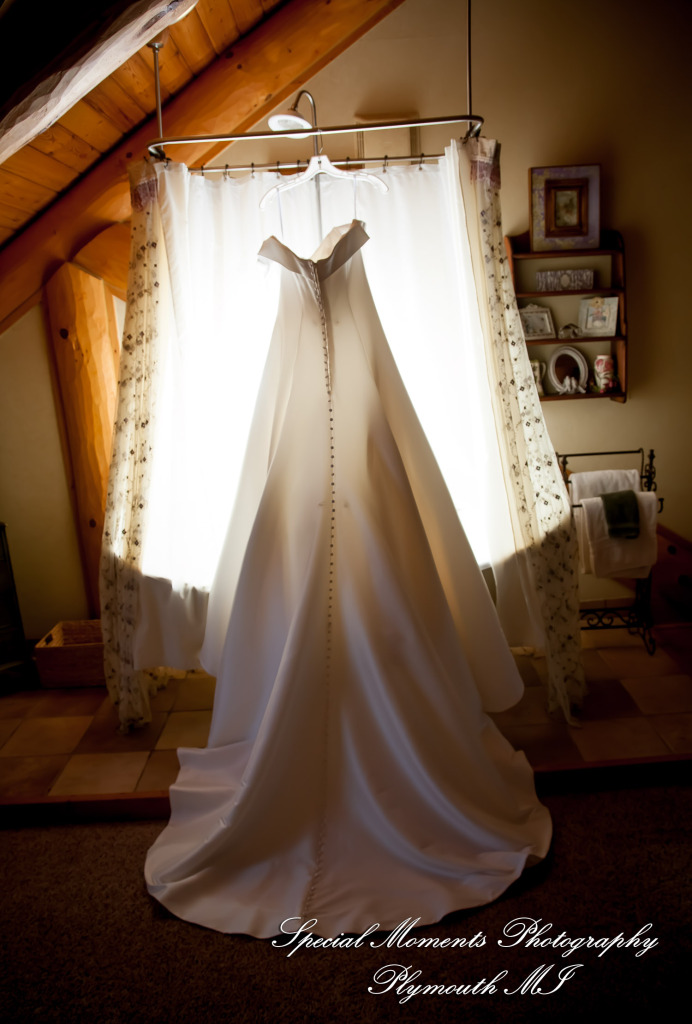 Lamar & Rachel at Strawberry Lake Lodge Pinckney MI wedding photograph