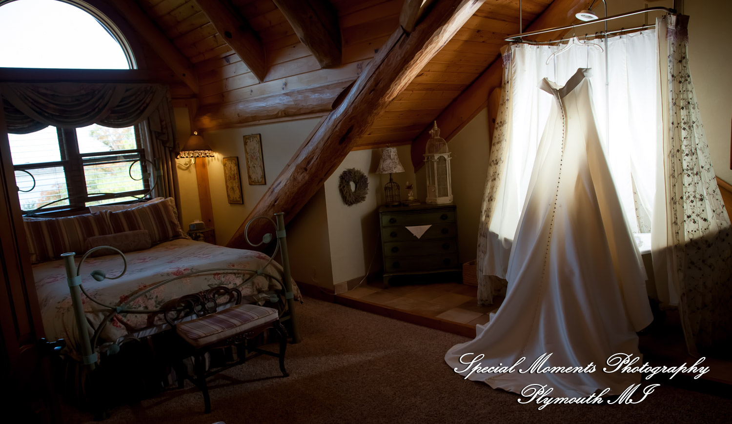 Lamar & Rachel at Strawberry Lake Lodge Pinckney MI wedding photograph