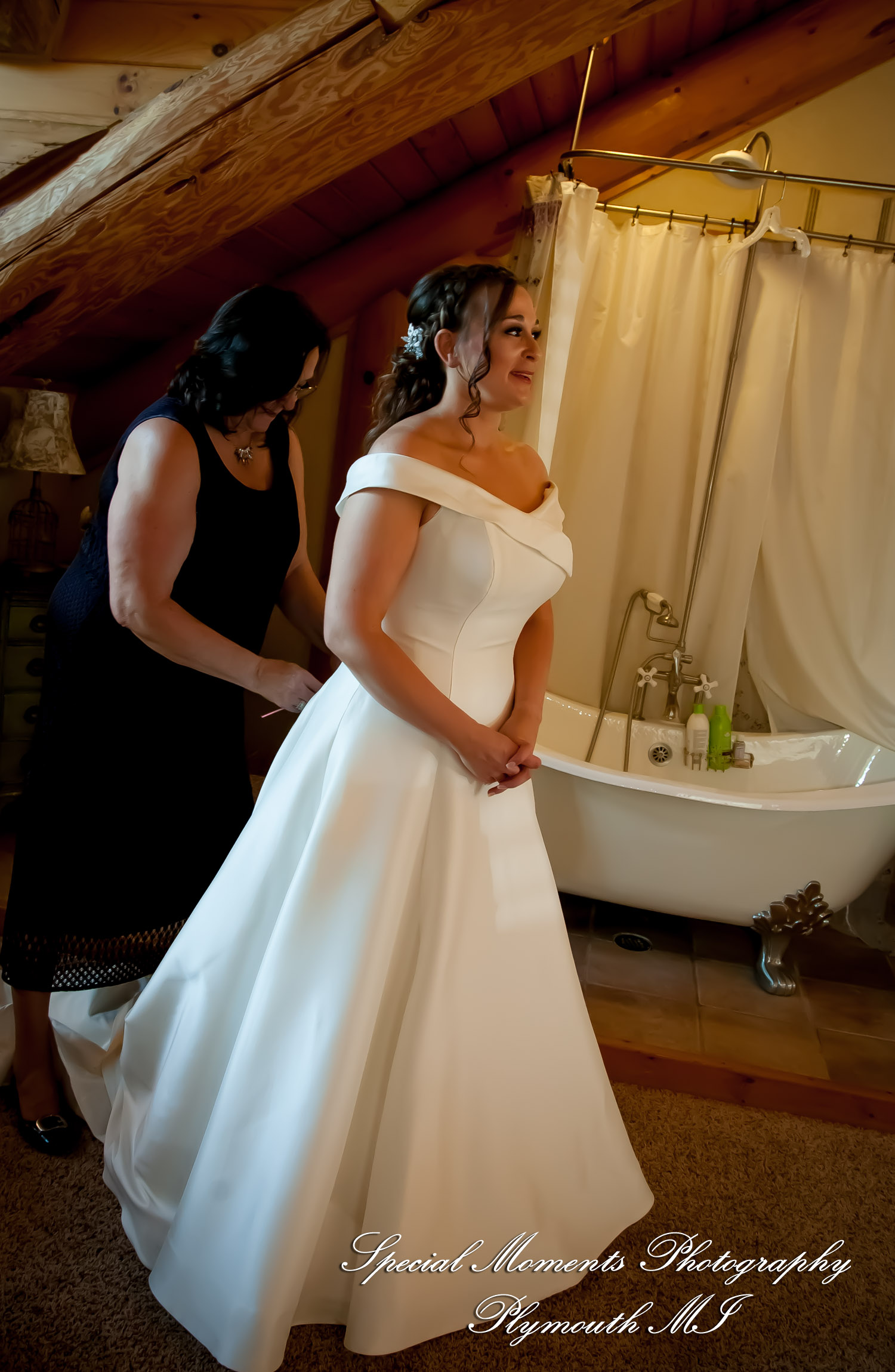 Lamar & Rachel at Strawberry Lake Lodge Pinckney MI wedding photograph