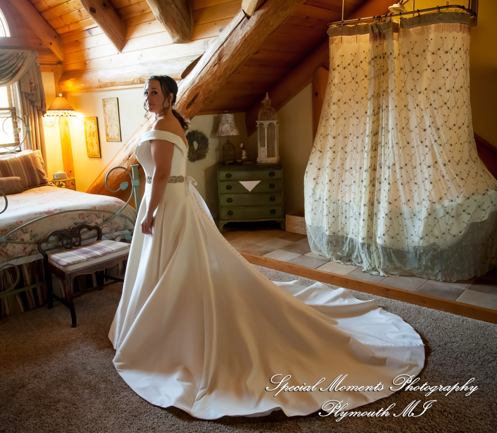 Lamar & Rachel at Strawberry Lake Lodge Pinckney MI wedding photograph