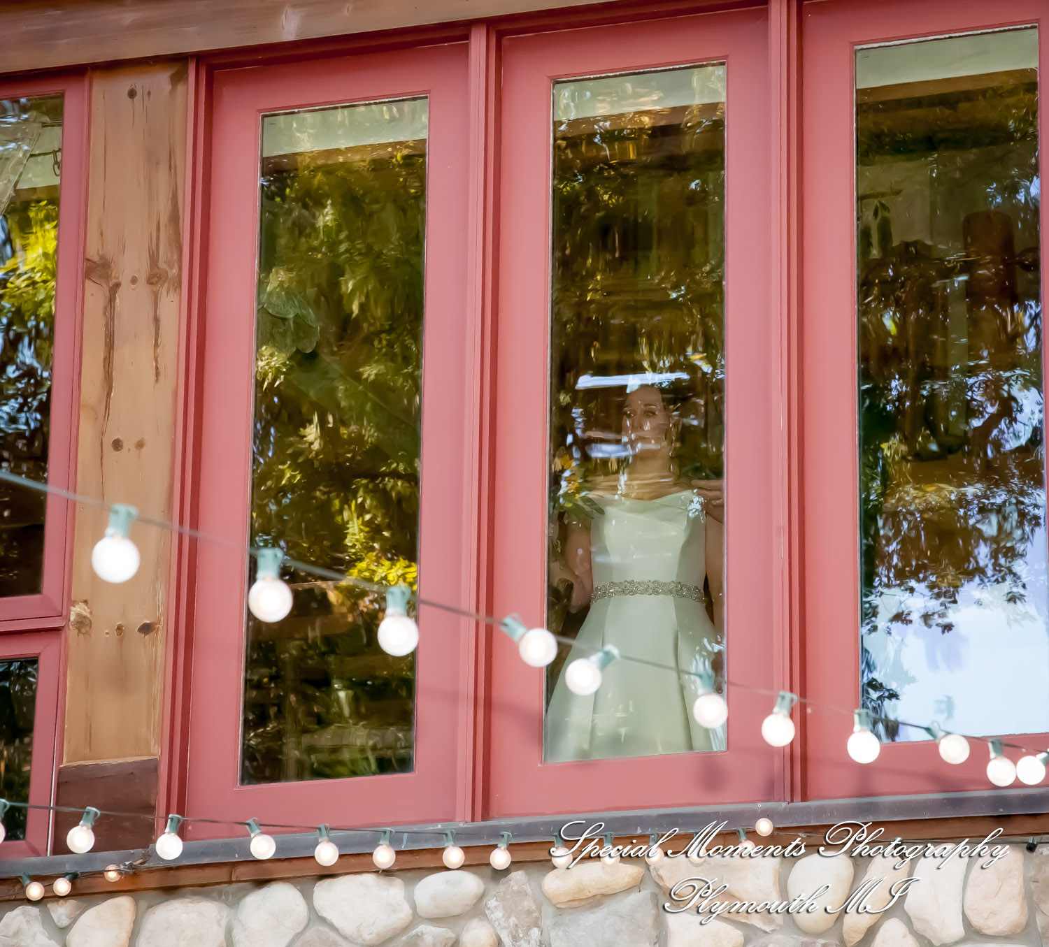 Lamar & Rachel at Strawberry Lake Lodge Pinckney MI wedding photograph