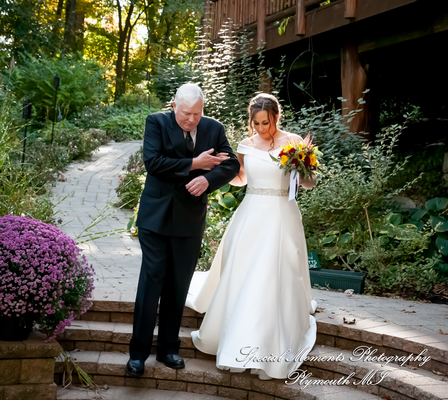 Lamar & Rachel at Strawberry Lake Lodge Pinckney MI wedding photograph