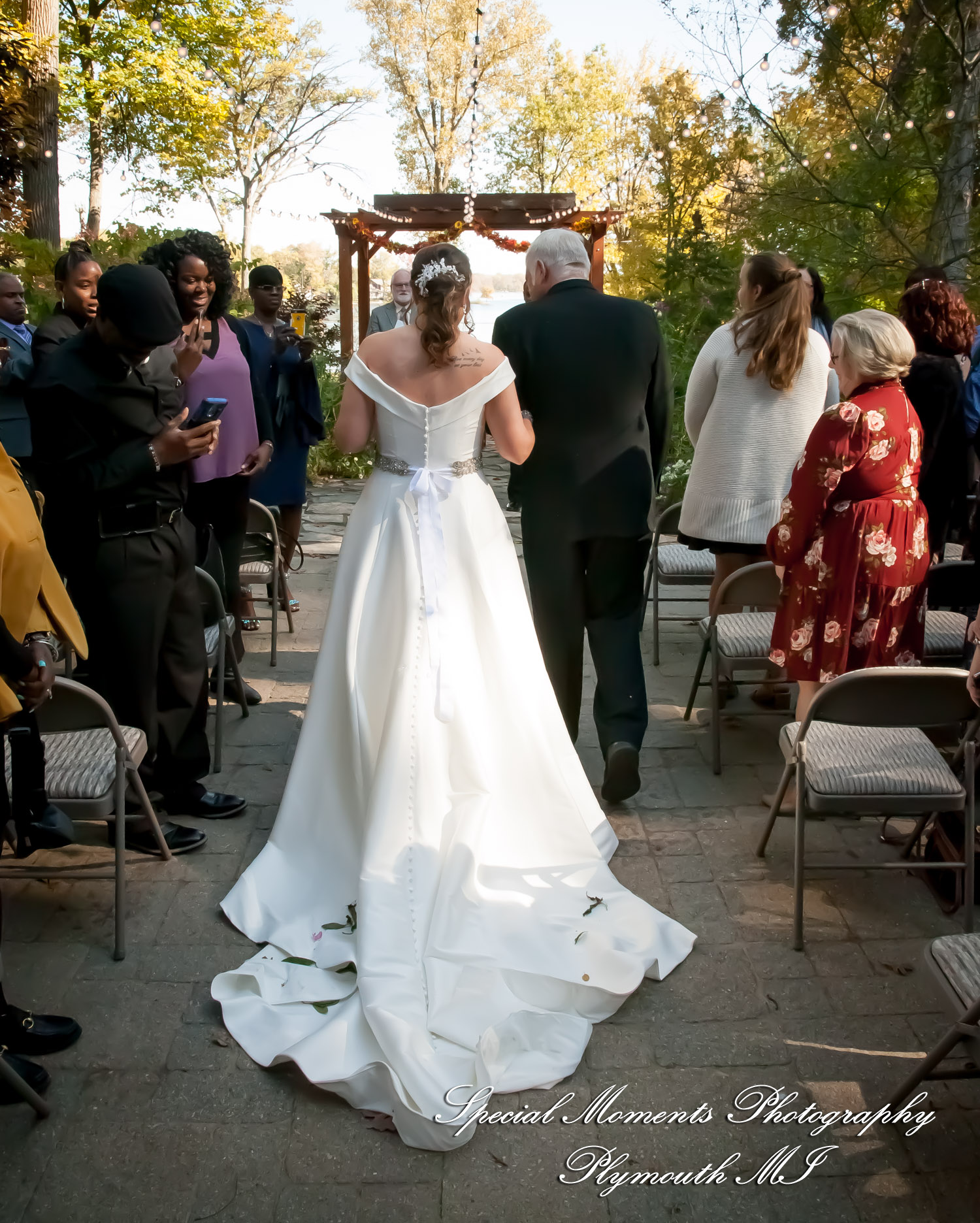 Lamar & Rachel at Strawberry Lake Lodge Pinckney MI wedding photograph