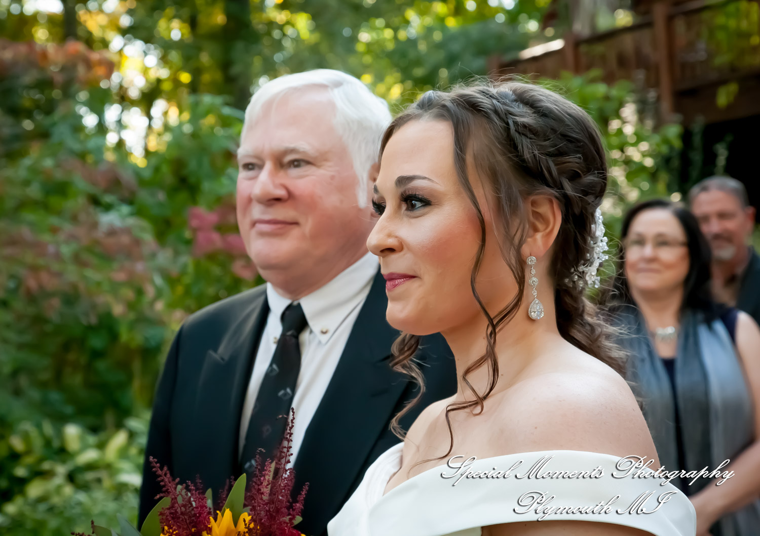 Lamar & Rachel at Strawberry Lake Lodge Pinckney MI wedding photograph