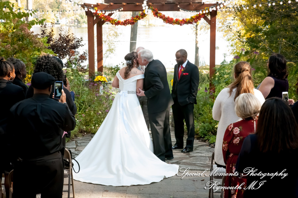 Lamar & Rachel at Strawberry Lake Lodge Pinckney MI wedding photograph