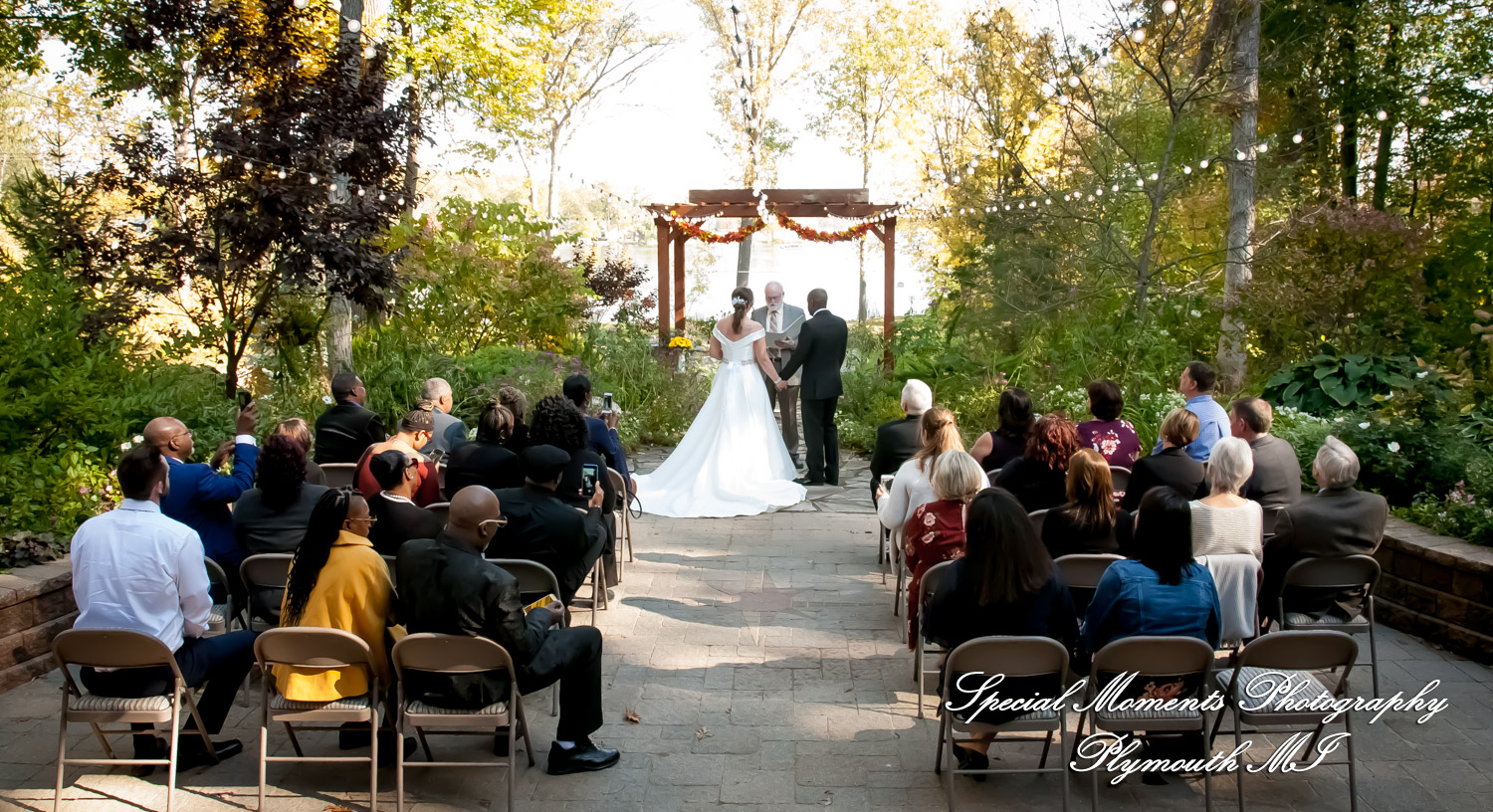 Lamar & Rachel at Strawberry Lake Lodge Pinckney MI wedding photograph