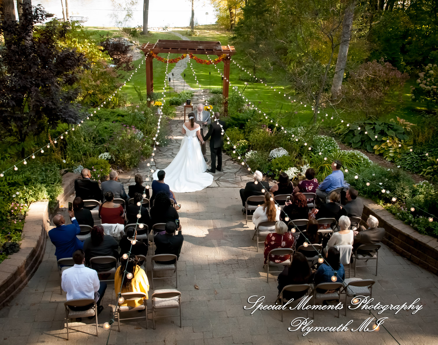 Lamar & Rachel at Strawberry Lake Lodge Pinckney MI wedding photograph