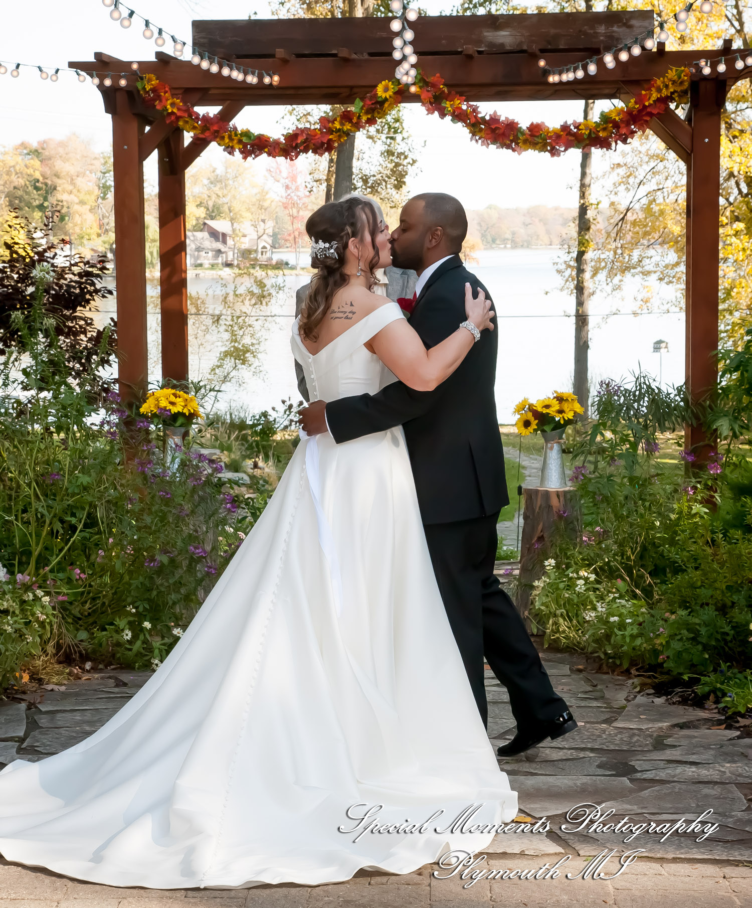 Lamar & Rachel at Strawberry Lake Lodge Pinckney MI wedding photograph