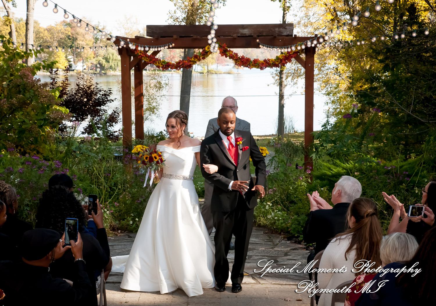Lamar & Rachel at Strawberry Lake Lodge Pinckney MI wedding photograph