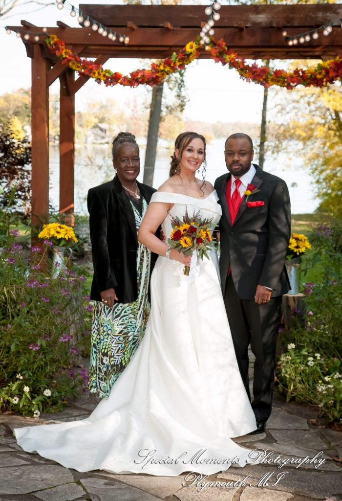 Lamar & Rachel at Strawberry Lake Lodge Pinckney MI wedding photograph