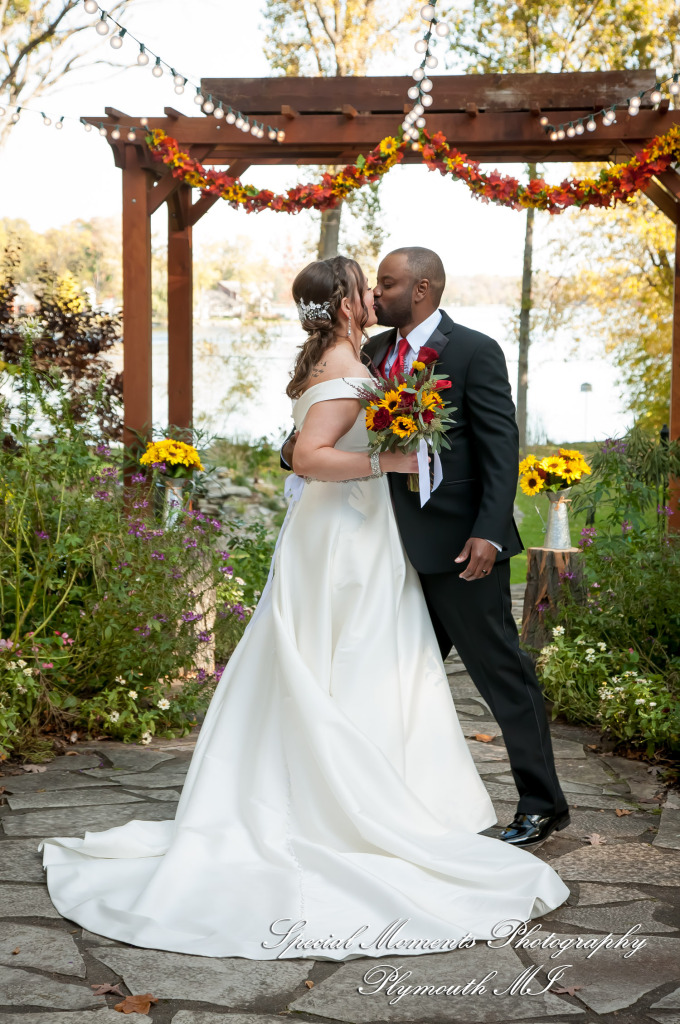 Lamar & Rachel at Strawberry Lake Lodge Pinckney MI wedding photograph