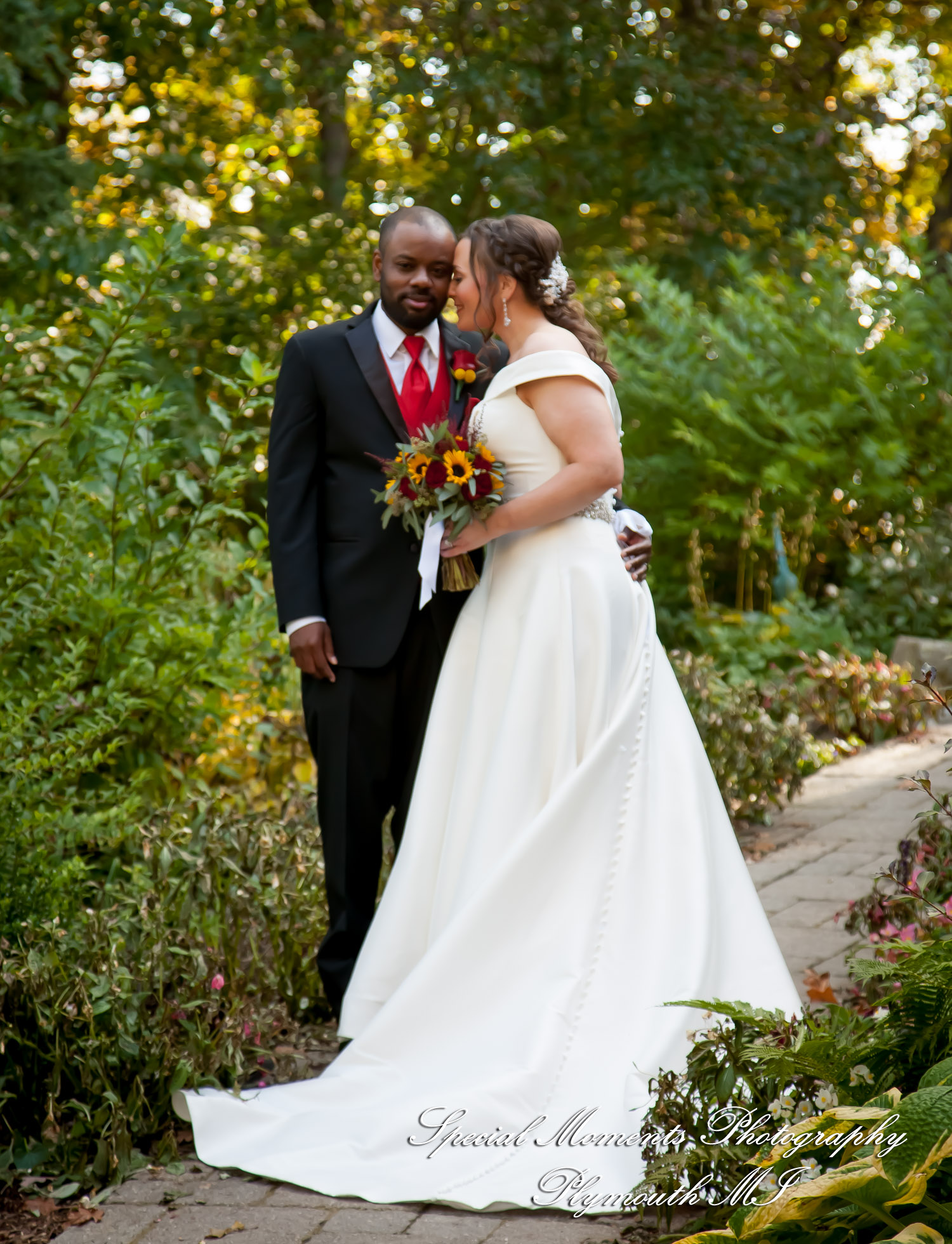 Lamar & Rachel at Strawberry Lake Lodge Pinckney MI wedding photograph