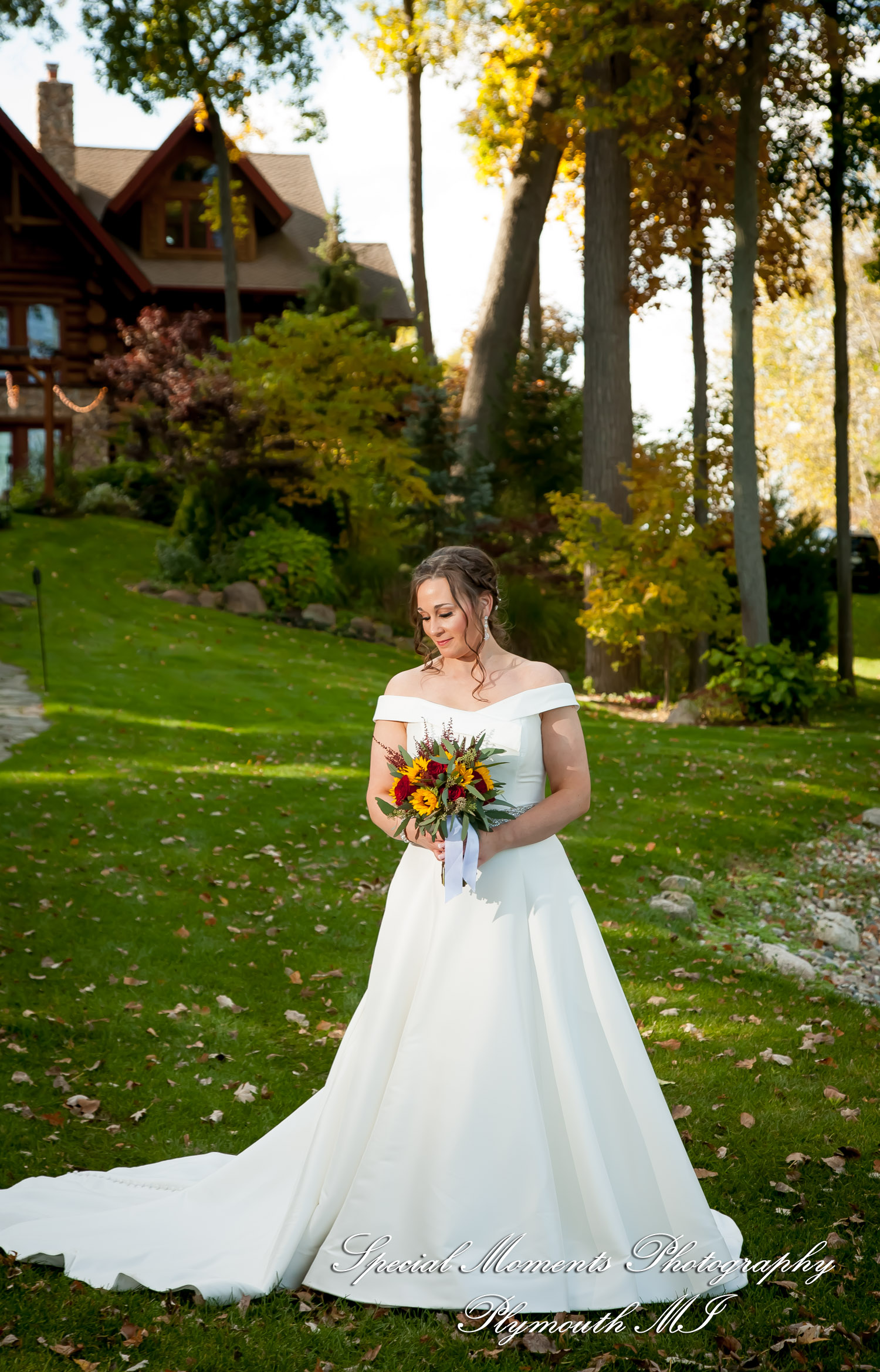 Lamar & Rachel at Strawberry Lake Lodge Pinckney MI wedding photograph