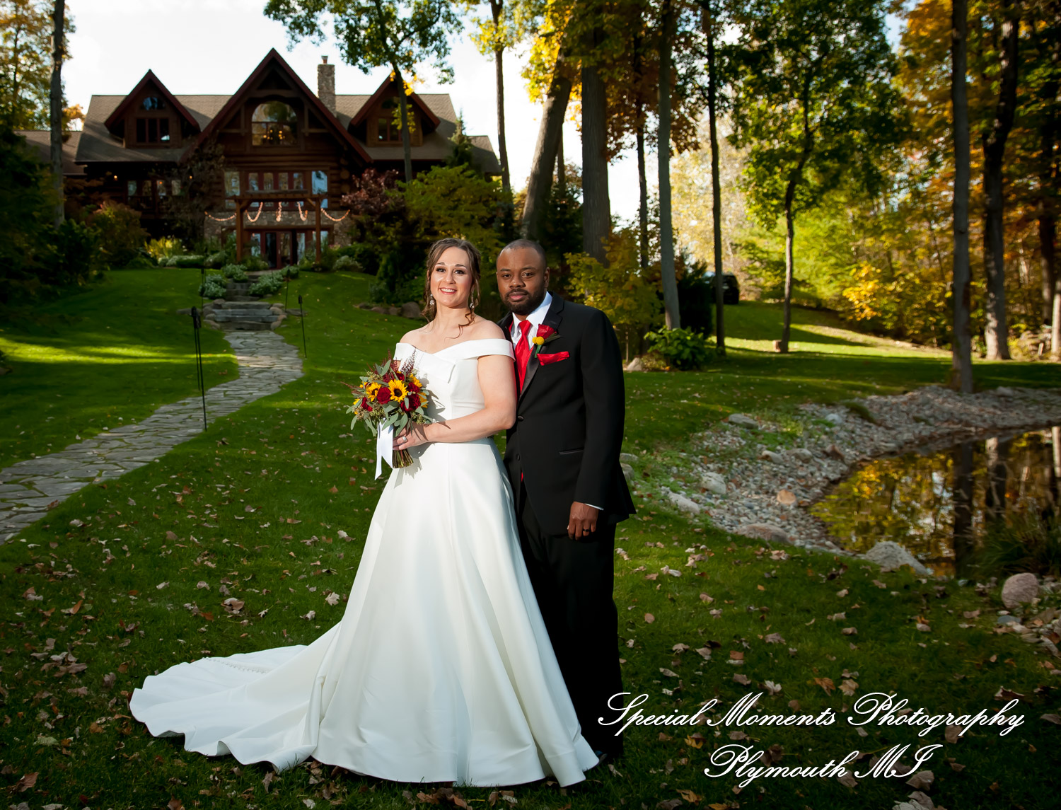 Lamar & Rachel at Strawberry Lake Lodge Pinckney MI wedding photograph