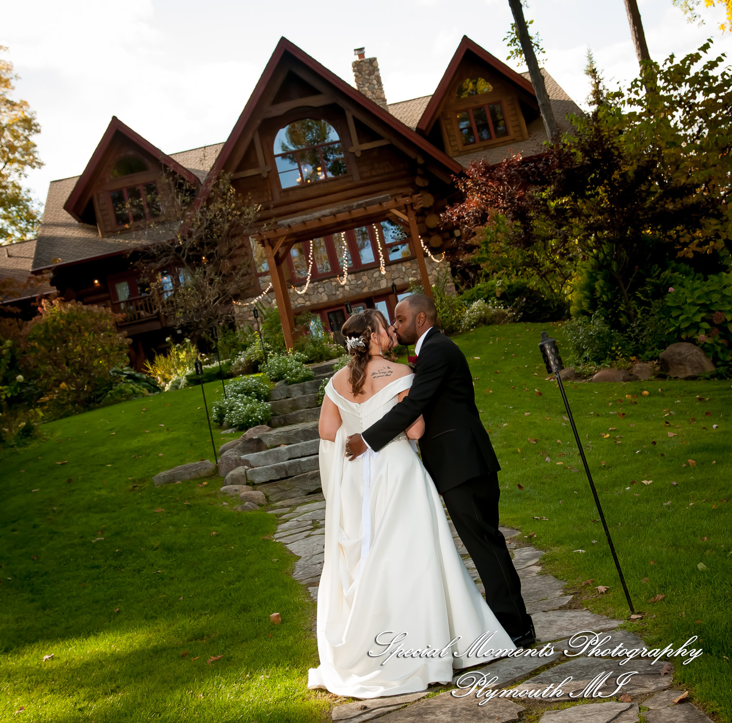 Lamar & Rachel at Strawberry Lake Lodge Pinckney MI wedding photograph