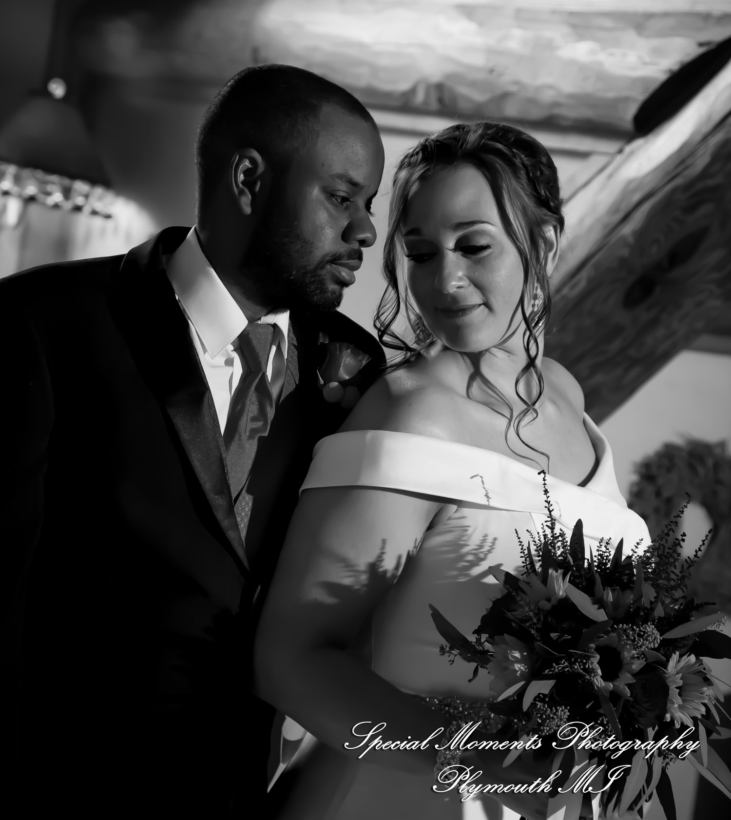 Lamar & Rachel at Strawberry Lake Lodge Pinckney MI wedding photograph