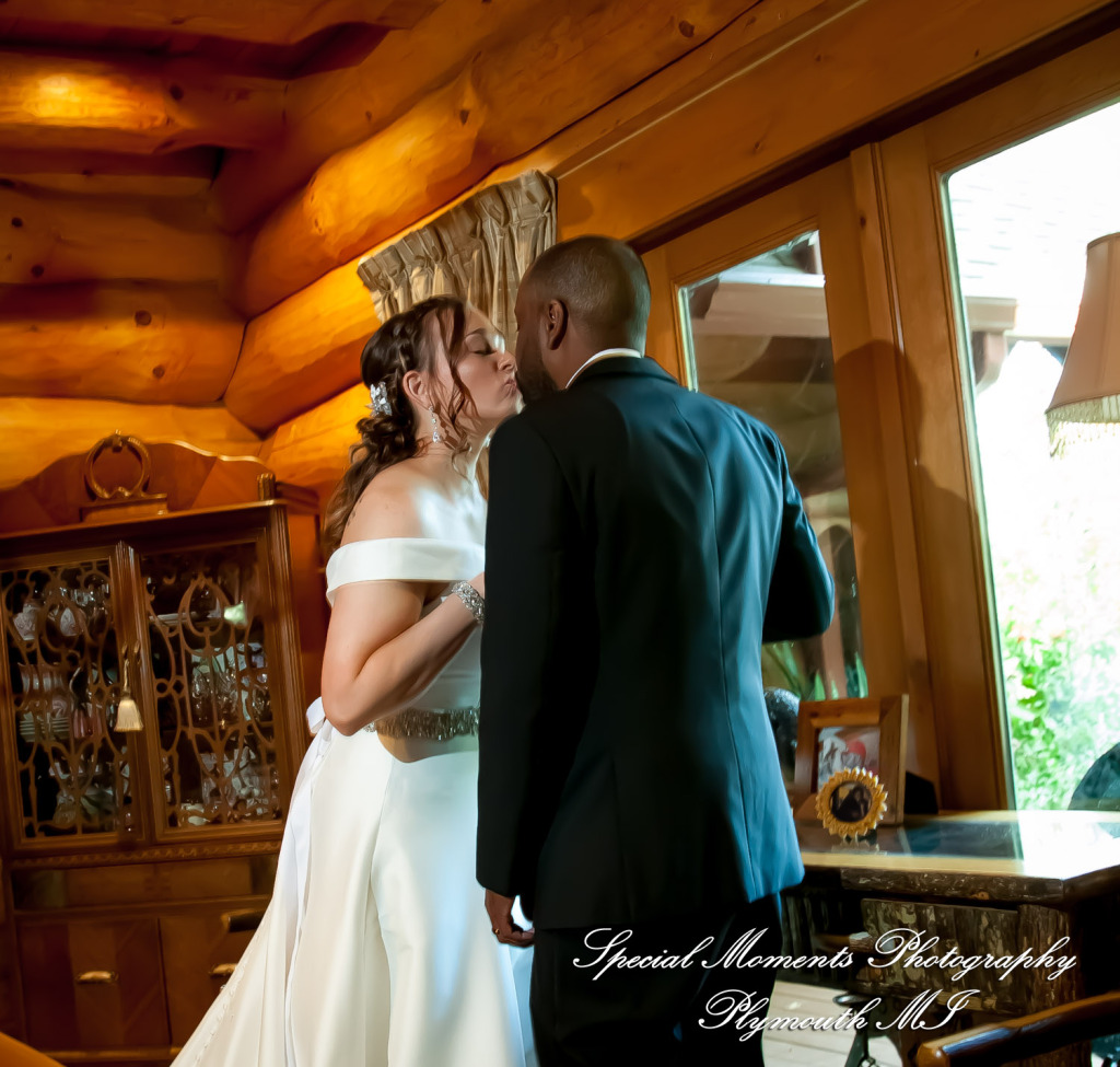 Lamar & Rachel at Strawberry Lake Lodge Pinckney MI wedding photograph