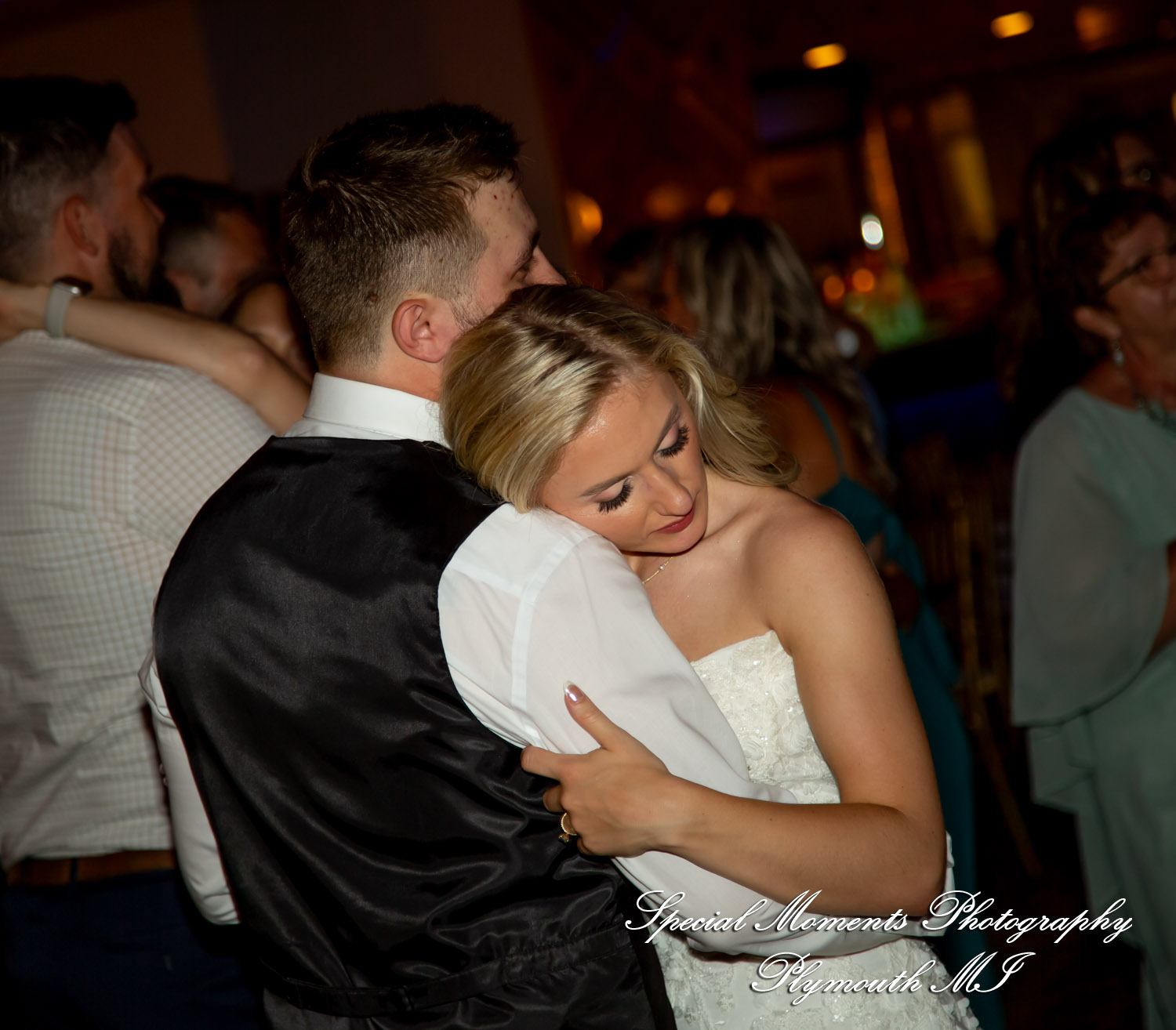 A Couple at Bentley Banquet Conference Center Wyandotte MI wedding photography