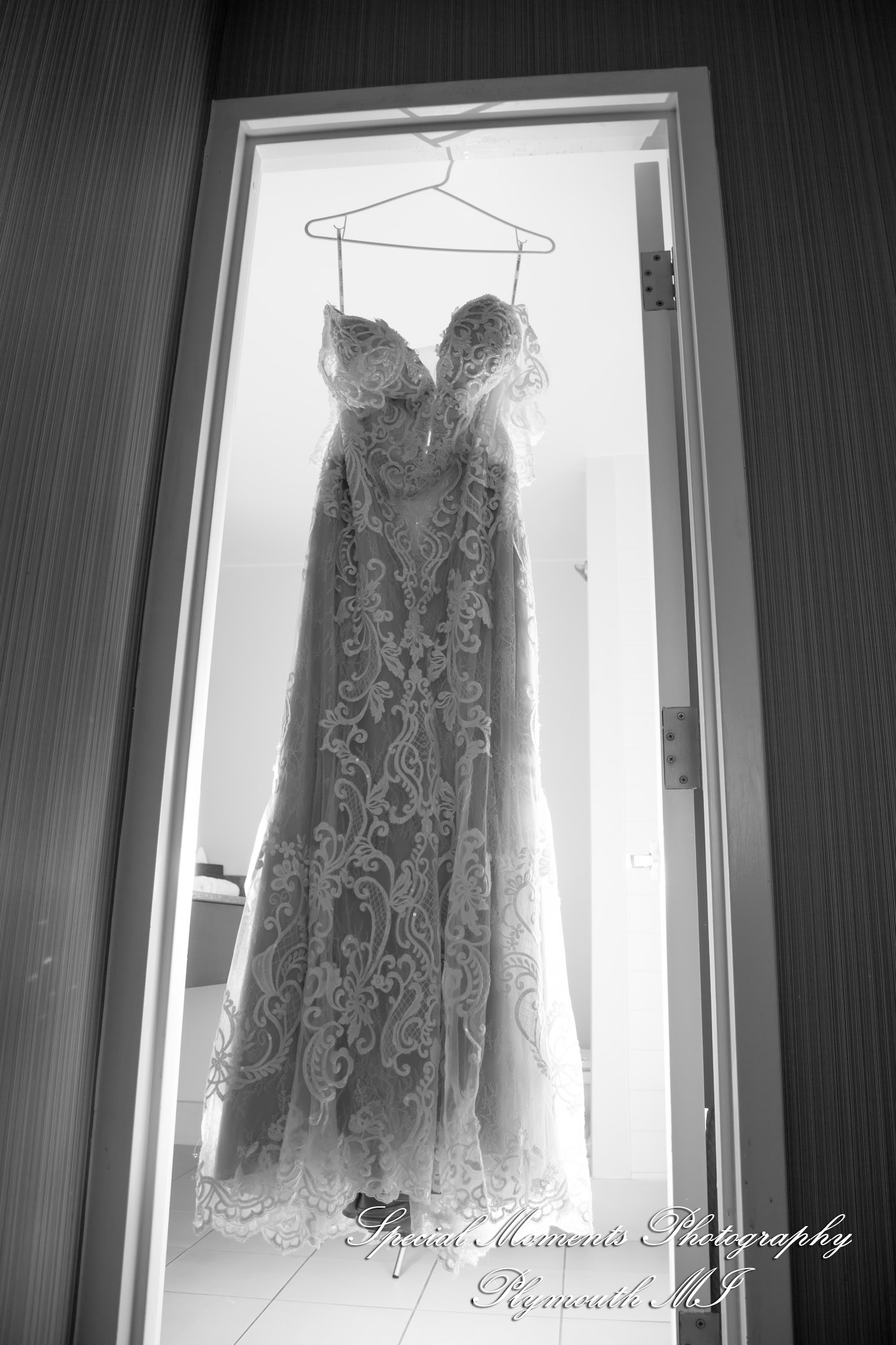 Lindsay & Justin at Roostertail Detroit MI wedding photography