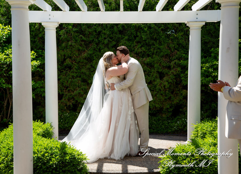 Kristine & Robert at The Bentley Banquet Conference Center Wyandotte MI wedding photography